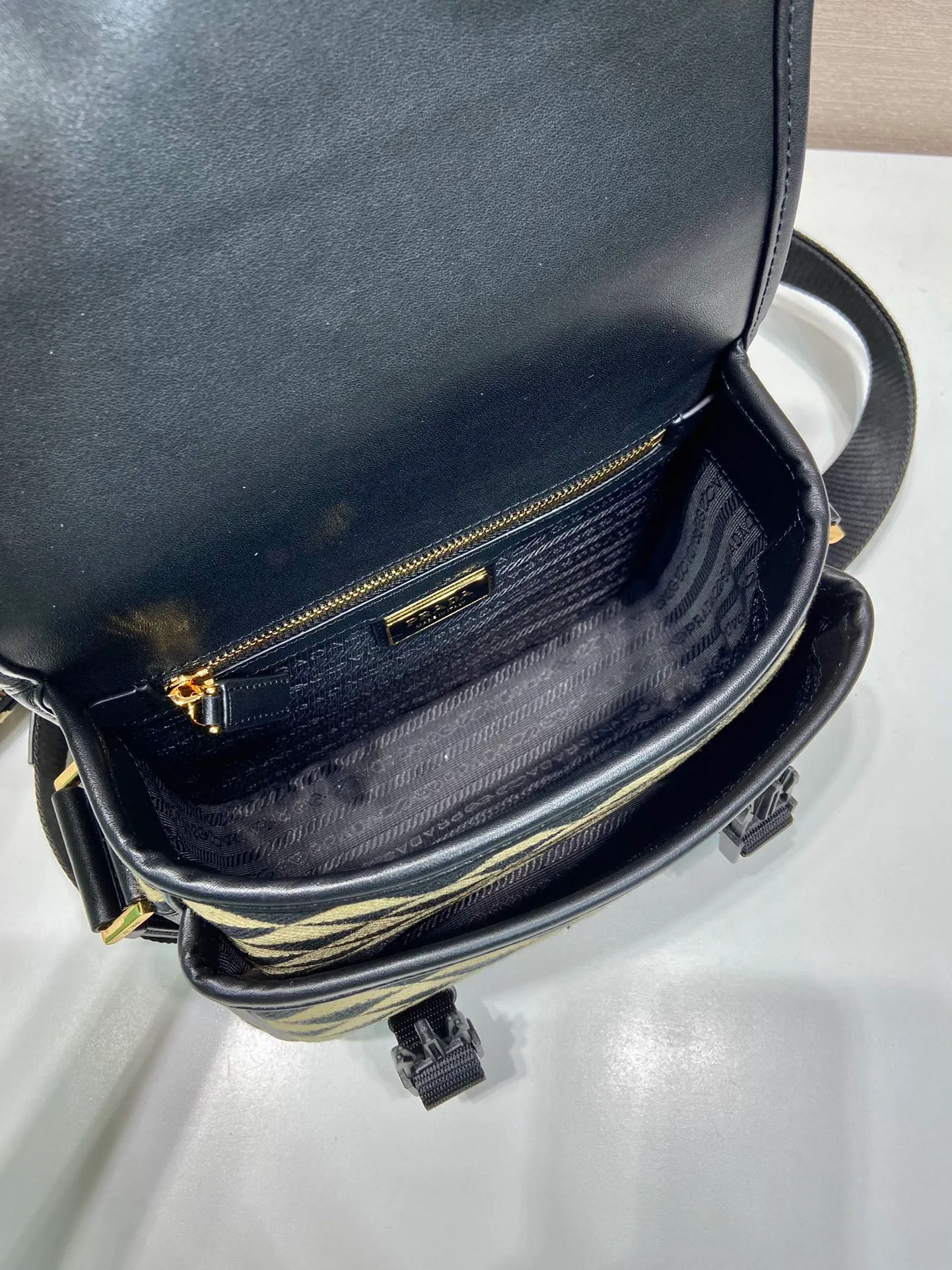 💰1500🎉Embroidered fabric messenger bag🎉2VD034🎉🎉 This embroidered messenger bag is made of imported saffiano leather and unique embroidered fabric fabric🎉🎉The geometric design is transformed into exquisite modernist patterns, playing with contrasting colors, and equipped with a detachable and adjustable nylon webbing shoulder strap. The upper body effect is very cool. It is suitable for both men and women. If you like babies, hurry up and get it.🎉🎉l Length 22x Height 16x Bottom 8.5cm