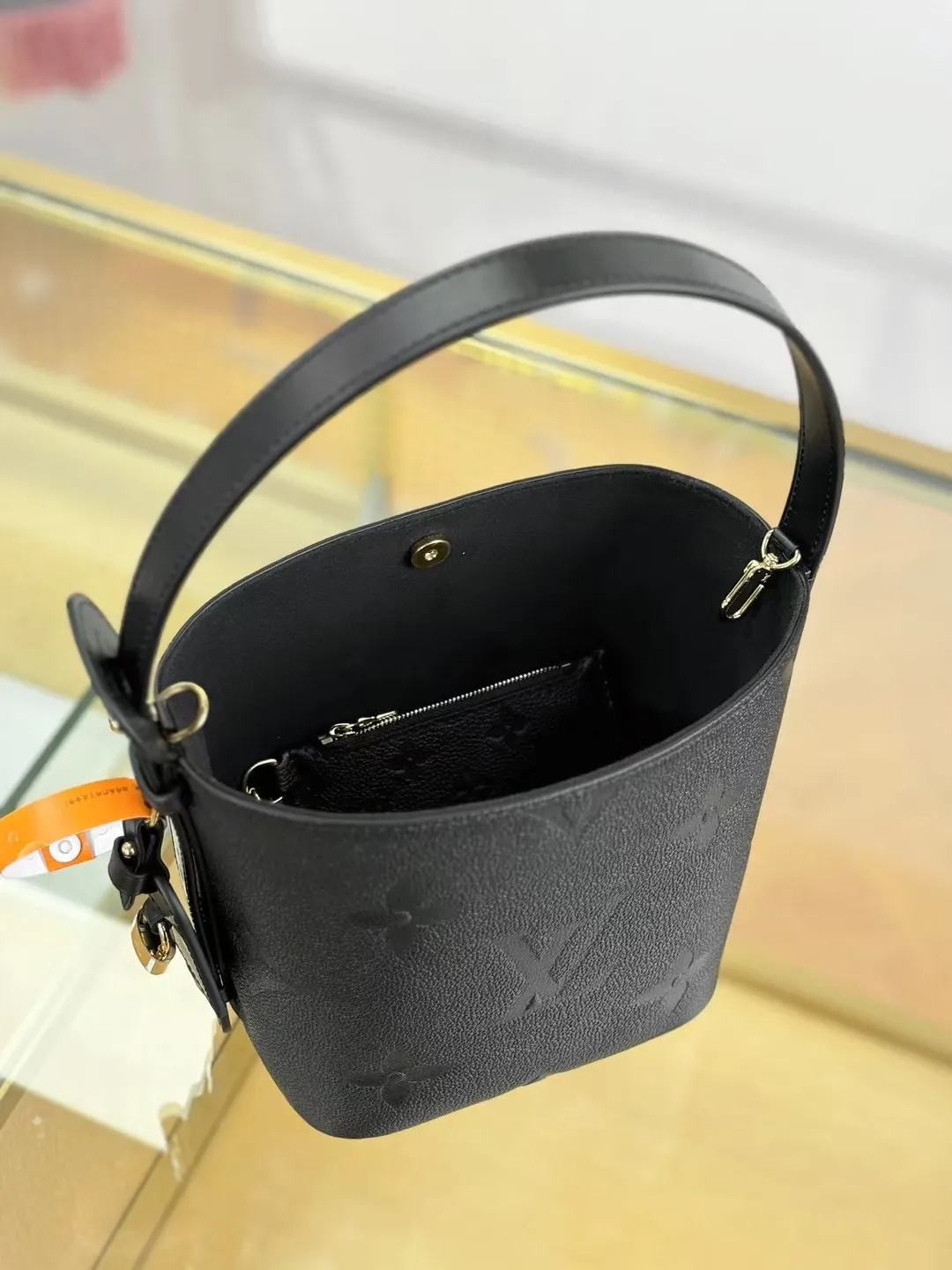 P¥1360👉nfc163C01 dynamic chip👈 [100% MB special grade original leather, all steel hardware, original leather] This All In BB handbag integrates modern design concepts into elegant silhouette and ample space. Monogram Empreinte leather craftsmanship creates a simple bucket bag structure, the iconic nameplate and metal padlock highlight the exquisite details, and the adjustable handle pays homage to the brand's trunk-making heritage. Embossed grained cow leather - Cow leather trim - Textile lining - Metal hardware - Magnetic and hook closure - Removable zippered interior pocket - A brand name - Padlock - Holds your smartphone, keys, Zippy wallet and headphones - Shoulder strap: non-detachable, adjustable! ! Model: M13480; Size: 16x18x12CM