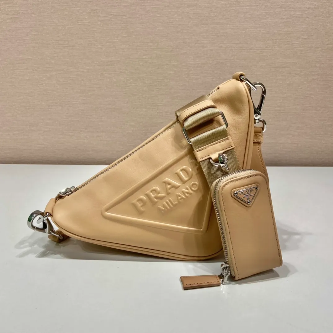 💰1520🎉Triangle cross-body bag🎉1BH190🎉 This triangle is a novel geometric pattern inspired by the design inspiration, and has a unique interpretation of historical features. The lines are stylish and neat. It comes with a shoulder strap, which can be worn on the shoulder or in the hand to match different styles. A tonal embossed logo and an enameled metal triangle logo on the back enhance the minimalist aesthetic. Large capacity space, suitable for couples bags. Definitely the most beautiful couple in the cold winter👏👏 Length 26x height 14x base 12cm (large bag) Length 5x height 10x base 2cm (small bag) 👏👏👏🎉🎉🎉