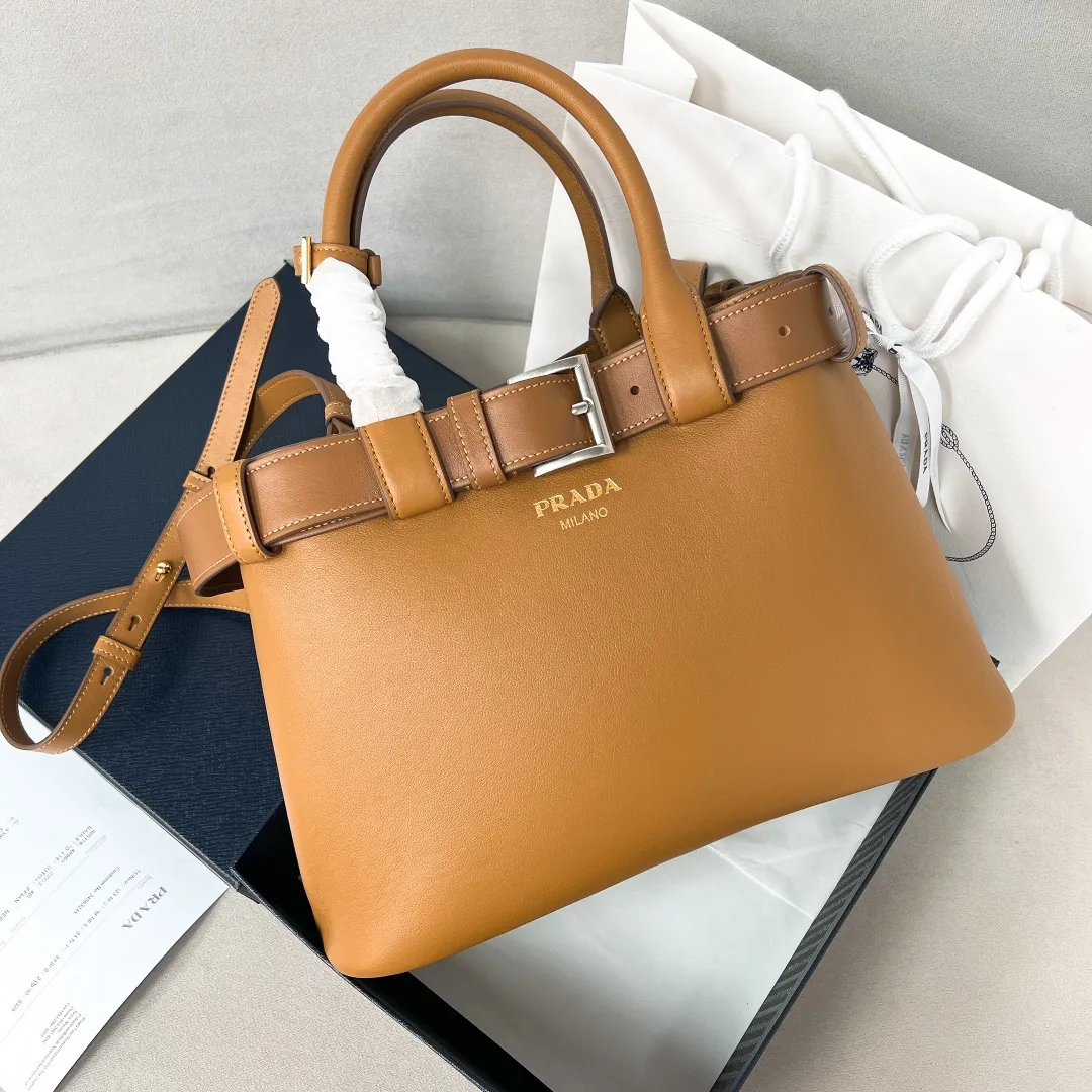 💰2040✨New product launch✨2024 early spring new medium wide drawstring leather handbag 1Ba434 Newly designed leather belt with unique style makes the bag infinitely dynamic. Made of chic and noble lambskin. Elegant and simple body design. Classic gold logo logo on the front. Equipped with adjustable shoulder straps, can be carried or worn cross-body. It has three compartments to meet exquisite storage needs. The perfect details are comparable to those of a brick cabinet. Super 5🌟 size: 32*23*11cm caramel color