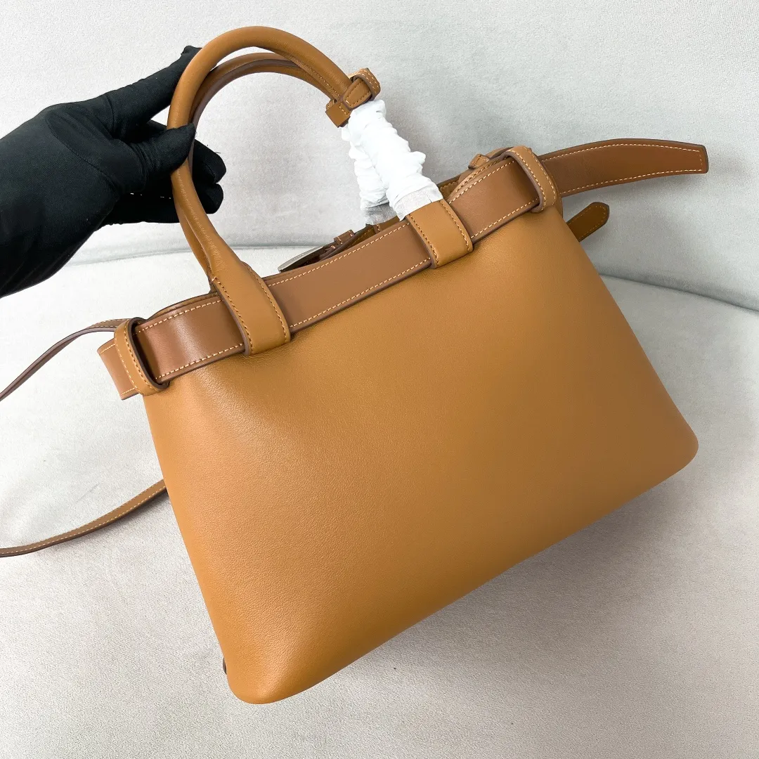 💰2040✨New product launch✨2024 early spring new medium wide drawstring leather handbag 1Ba434 Newly designed leather belt with unique style makes the bag infinitely dynamic. Made of chic and noble lambskin. Elegant and simple body design. Classic gold logo logo on the front. Equipped with adjustable shoulder straps, can be carried or worn cross-body. It has three compartments to meet exquisite storage needs. The perfect details are comparable to those of a brick cabinet. Super 5🌟 size: 32*23*11cm caramel color
