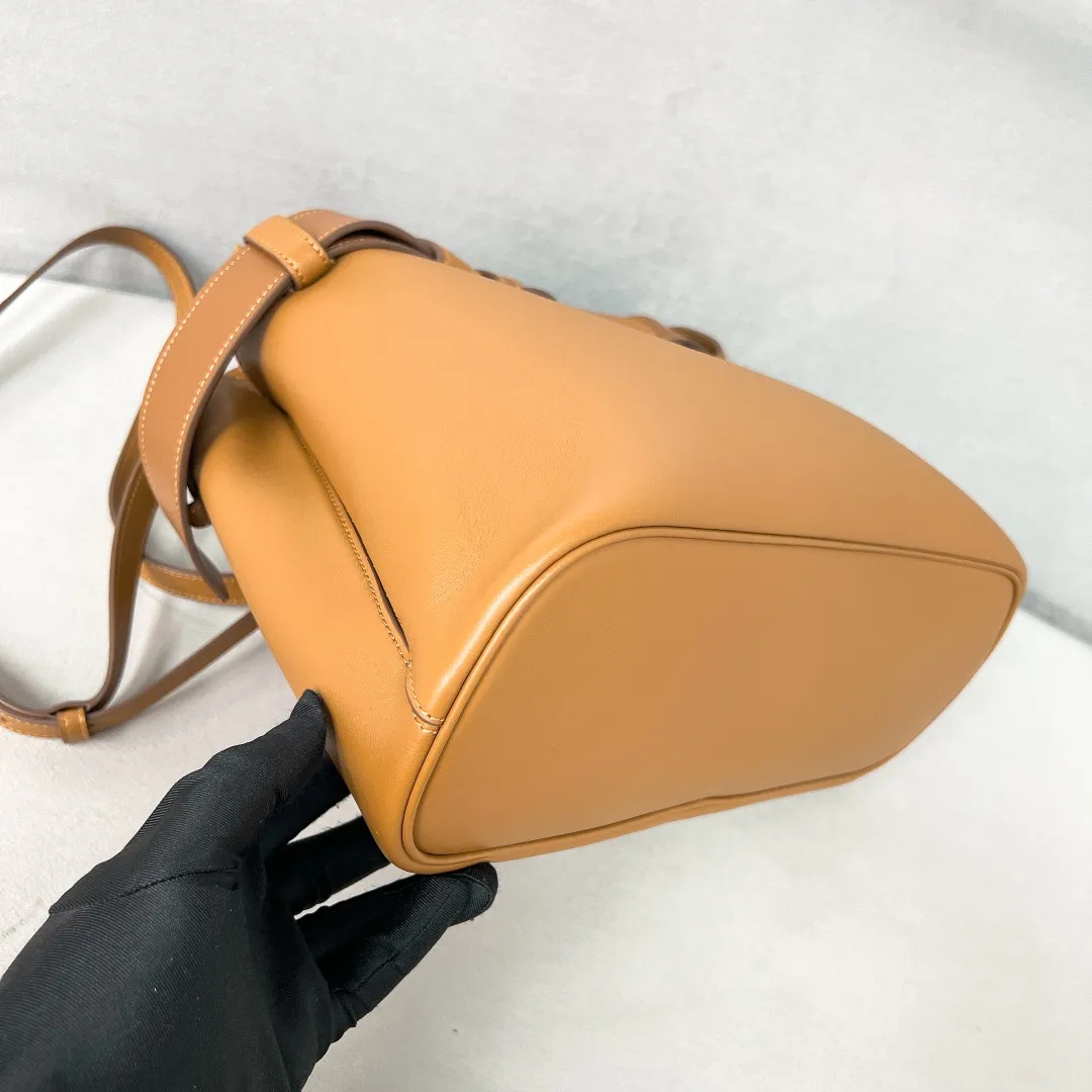 💰2040✨New product launch✨2024 early spring new medium wide drawstring leather handbag 1Ba434 Newly designed leather belt with unique style makes the bag infinitely dynamic. Made of chic and noble lambskin. Elegant and simple body design. Classic gold logo logo on the front. Equipped with adjustable shoulder straps, can be carried or worn cross-body. It has three compartments to meet exquisite storage needs. The perfect details are comparable to those of a brick cabinet. Super 5🌟 size: 32*23*11cm caramel color