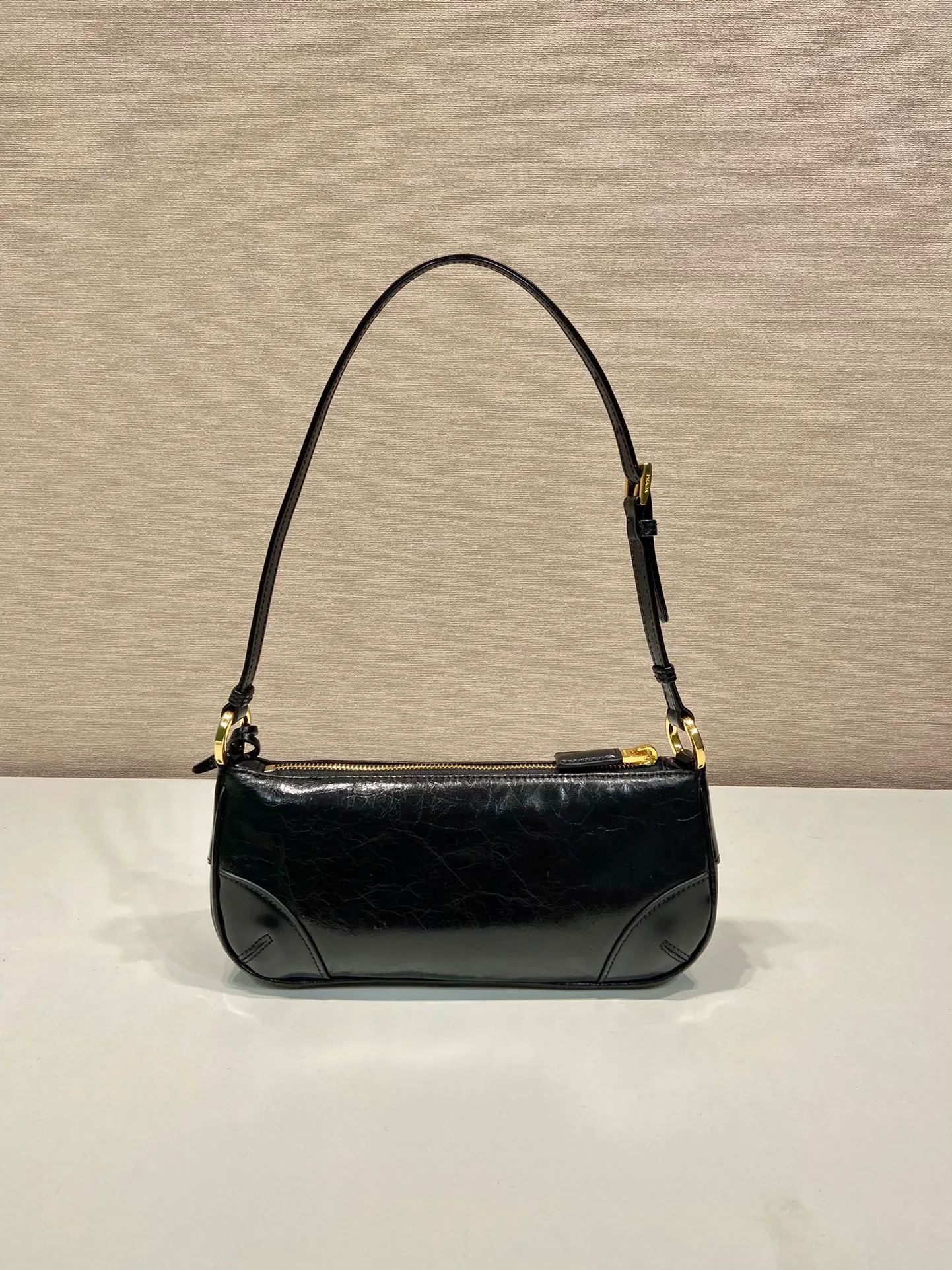 💰1100🎉Oil wax leather armpit bag🎉1BC201 oil wax leather🎉🎉 This elegant and simple oil wax leather 2002 shoulder bag is made of innovative imported oil wax leather. Embellished with glossy leather details. Incorporating P-style and versatile design elements, it is equipped with adjustable shoulder straps, metal hardware and a detachable key ring. The enameled triangular metal logo highlights the brand's classic character. Lightweight and practical, get it now🎉 Length 23.5x Height 10x Bottom 5cm