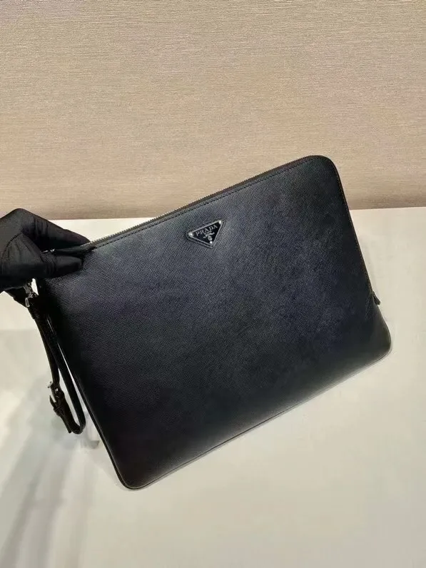¥640 🎉New style handbag🎉2NH023 large size🎉🎉 This men's handbag is made of cross grain cowhide. Equipped with a detachable handle strap and a 7-character pull design. Simple and elegant super slim model, light and practical, if you like it, hurry up and get it🎉🎉 Length 34x Height 25cm🎉🎉🎉👏👏👏