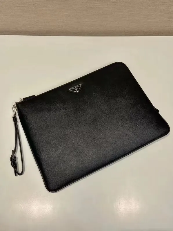 ¥640 🎉New style handbag🎉2NH023 large size🎉🎉 This men's handbag is made of cross grain cowhide. Equipped with a detachable handle strap and a 7-character pull design. Simple and elegant super slim model, light and practical, if you like it, hurry up and get it🎉🎉 Length 34x Height 25cm🎉🎉🎉👏👏👏