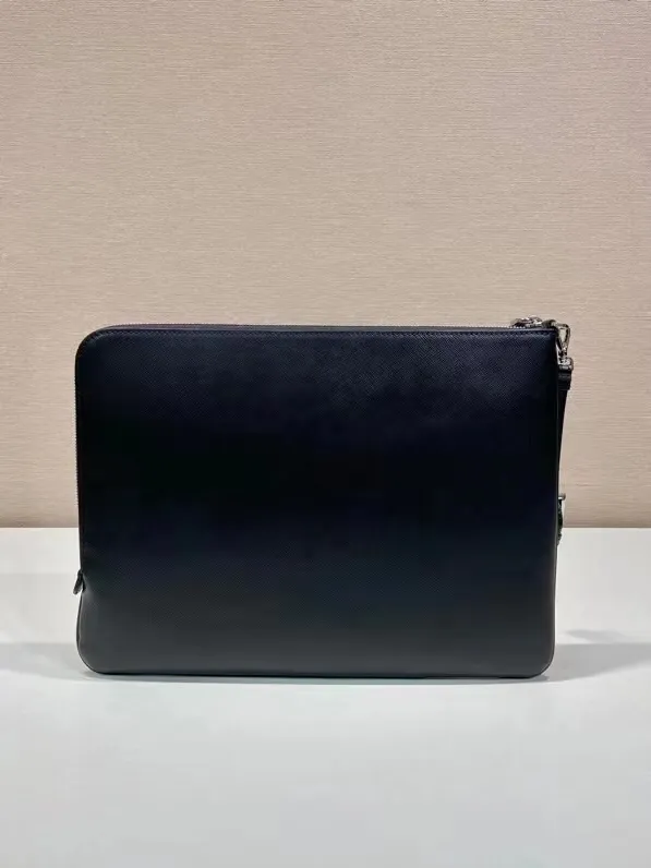 ¥640 🎉New style handbag🎉2NH023 large size🎉🎉 This men's handbag is made of cross grain cowhide. Equipped with a detachable handle strap and a 7-character pull design. Simple and elegant super slim model, light and practical, if you like it, hurry up and get it🎉🎉 Length 34x Height 25cm🎉🎉🎉👏👏👏