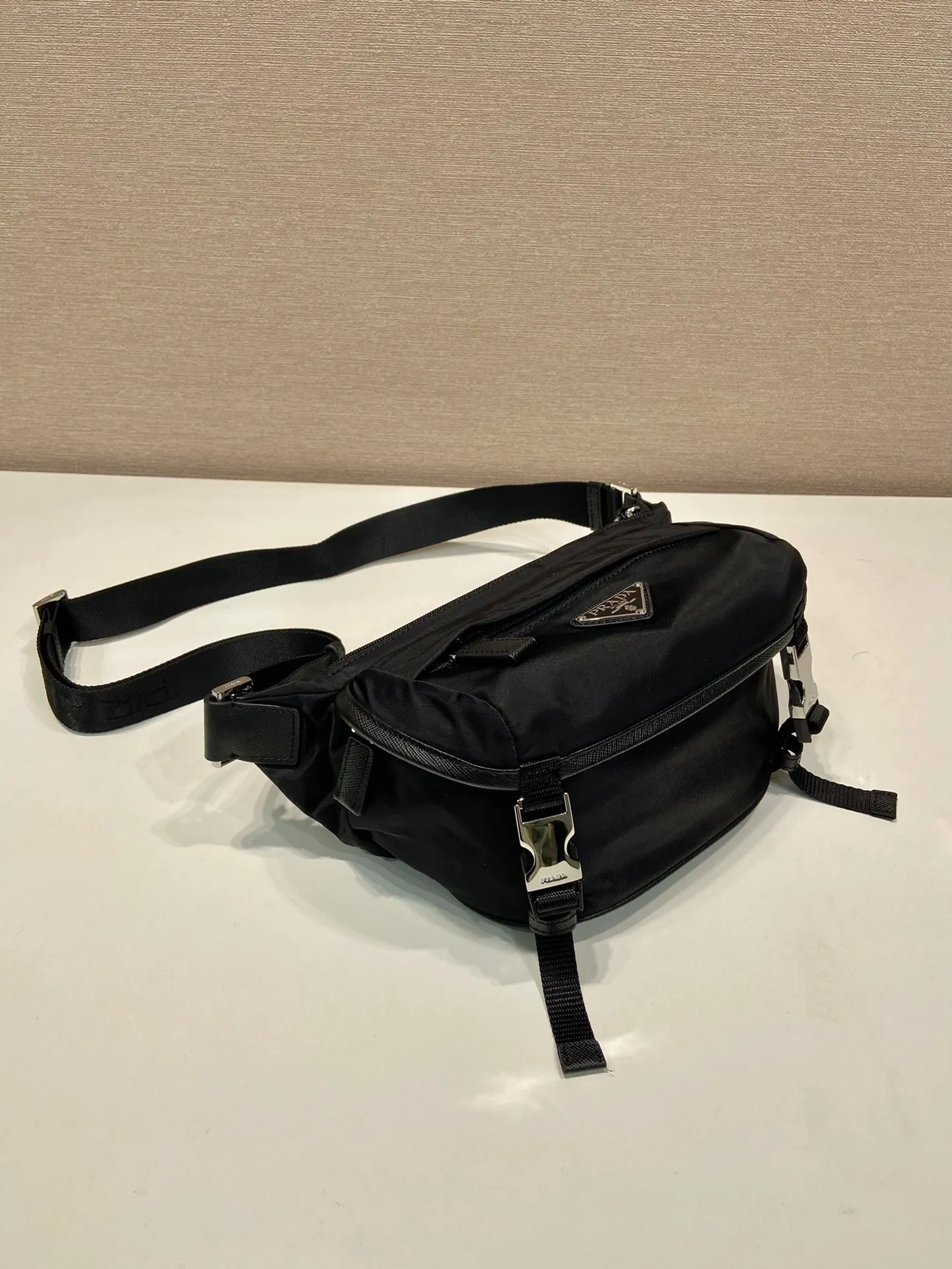 💰1000🎉Mini Messenger Bag🎉2VH171 Mini🎉🎉 This clamshell shoulder bag is made of iconic P house materials such as nylon and Saffiano leather. The shoulder bag features internal and external pockets and is embellished with a triangular metal logo, combining functionality with brand style. The upper body effect is very cool 😎, it is suitable for both men and women 🎉🎉 Simple and elegant 😘 Hurry up and get it 🎉🎉 Length 20x Height 13x Bottom 9cm