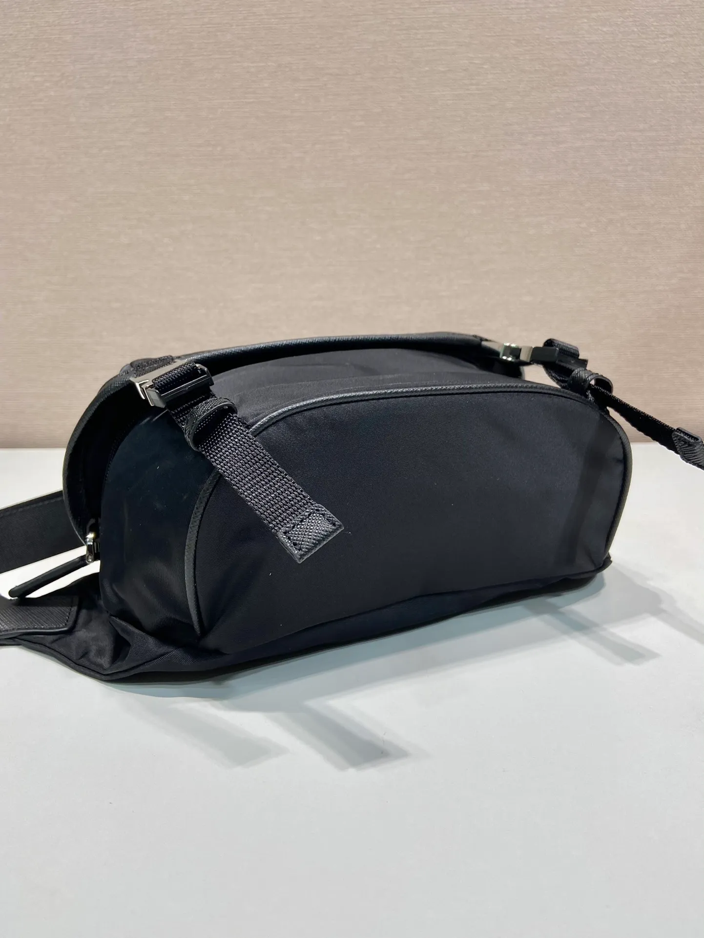 💰1000🎉Mini Messenger Bag🎉2VH171 Mini🎉🎉 This clamshell shoulder bag is made of iconic P house materials such as nylon and Saffiano leather. The shoulder bag features internal and external pockets and is embellished with a triangular metal logo, combining functionality with brand style. The upper body effect is very cool 😎, it is suitable for both men and women 🎉🎉 Simple and elegant 😘 Hurry up and get it 🎉🎉 Length 20x Height 13x Bottom 9cm