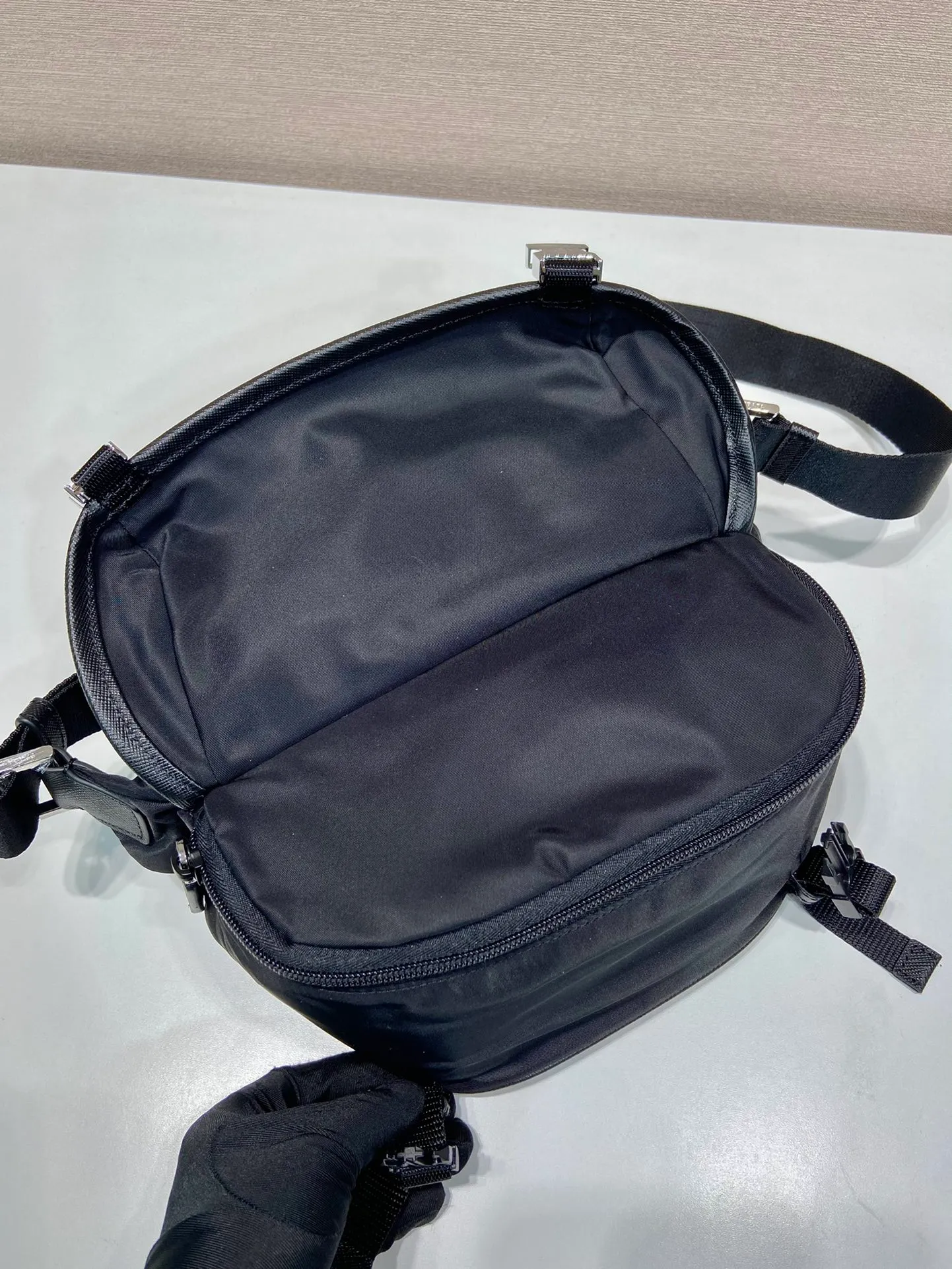💰1000🎉Mini Messenger Bag🎉2VH171 Mini🎉🎉 This clamshell shoulder bag is made of iconic P house materials such as nylon and Saffiano leather. The shoulder bag features internal and external pockets and is embellished with a triangular metal logo, combining functionality with brand style. The upper body effect is very cool 😎, it is suitable for both men and women 🎉🎉 Simple and elegant 😘 Hurry up and get it 🎉🎉 Length 20x Height 13x Bottom 9cm