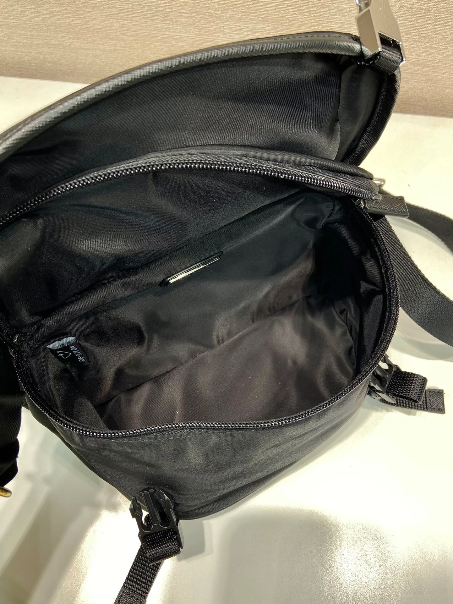 💰1000🎉Mini Messenger Bag🎉2VH171 Mini🎉🎉 This clamshell shoulder bag is made of iconic P house materials such as nylon and Saffiano leather. The shoulder bag features internal and external pockets and is embellished with a triangular metal logo, combining functionality with brand style. The upper body effect is very cool 😎, it is suitable for both men and women 🎉🎉 Simple and elegant 😘 Hurry up and get it 🎉🎉 Length 20x Height 13x Bottom 9cm