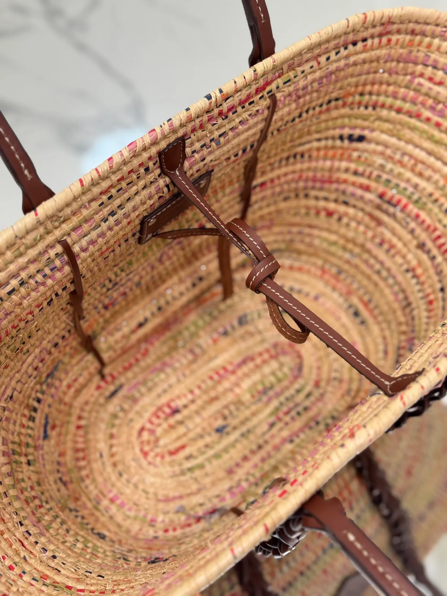 💰1900🌟The vegetable basket is here~ My favorite straw bag in summer. It has cowhide-edged corncob pattern shoulder straps and raffia weaving. It has a French lazy style. It can be carried in the hand or on the shoulder. The upper body is super nice! ! Size: length about 25×[width] about 25-50×[depth] about 16cm Style number: 1BG312