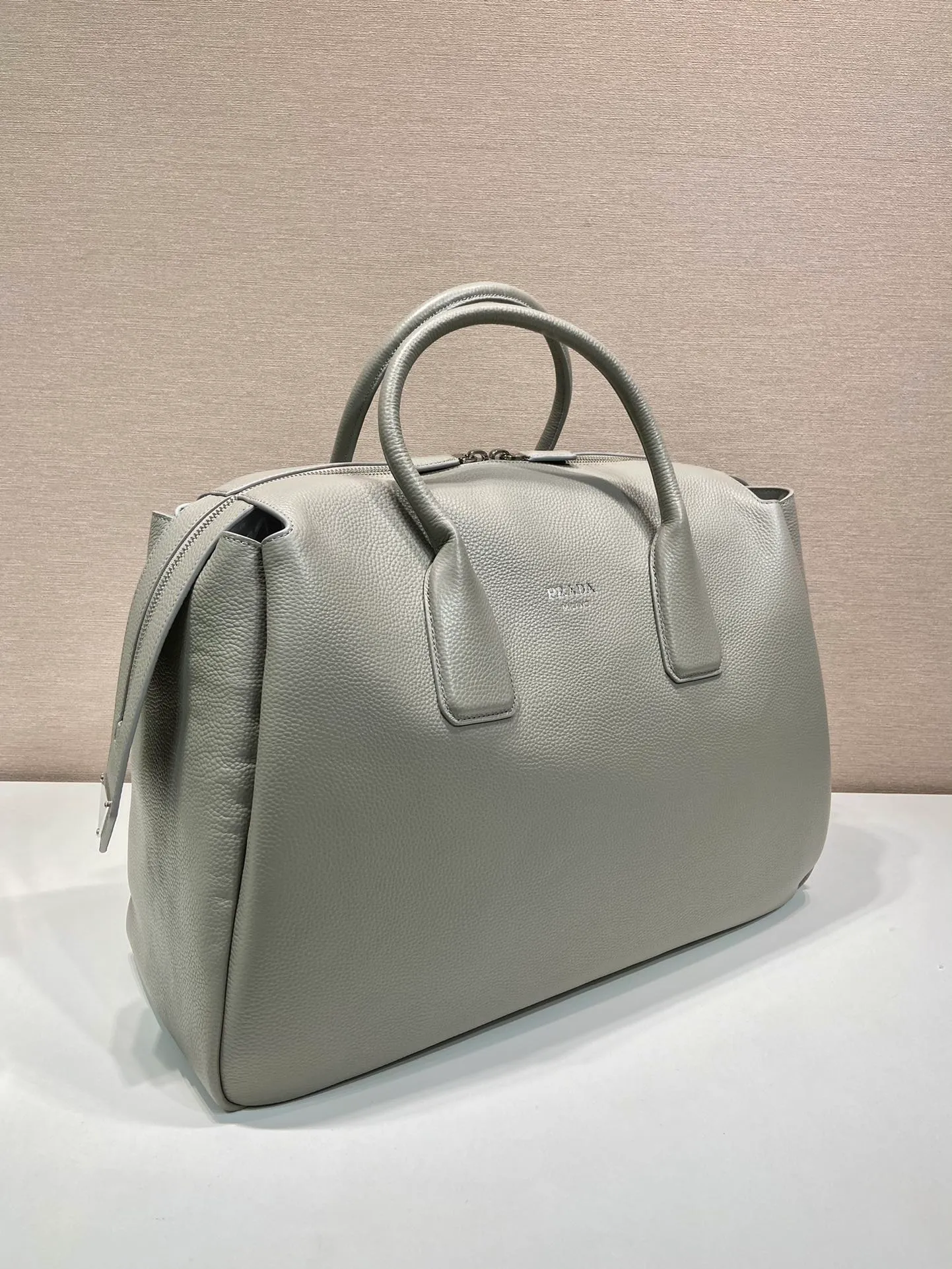 💰2300🎉New travel bag🎉2VC035🎉🎉 This double handle leather travel bag is made of imported calfskin, which has an ultra-soft feel and look. It has a hot-stamped logo on the front. Zip closure. Internal compartment with zippered pocket. Re-Nylon logo lining. Enameled metal triangle logo on both sides of the zipper strap. A must-have for travel, very popular, and a popular style that will never go out of style🎉🎉 Length 50x Height 33x Bottom 19cm🎉🎉🎉💰💰💰