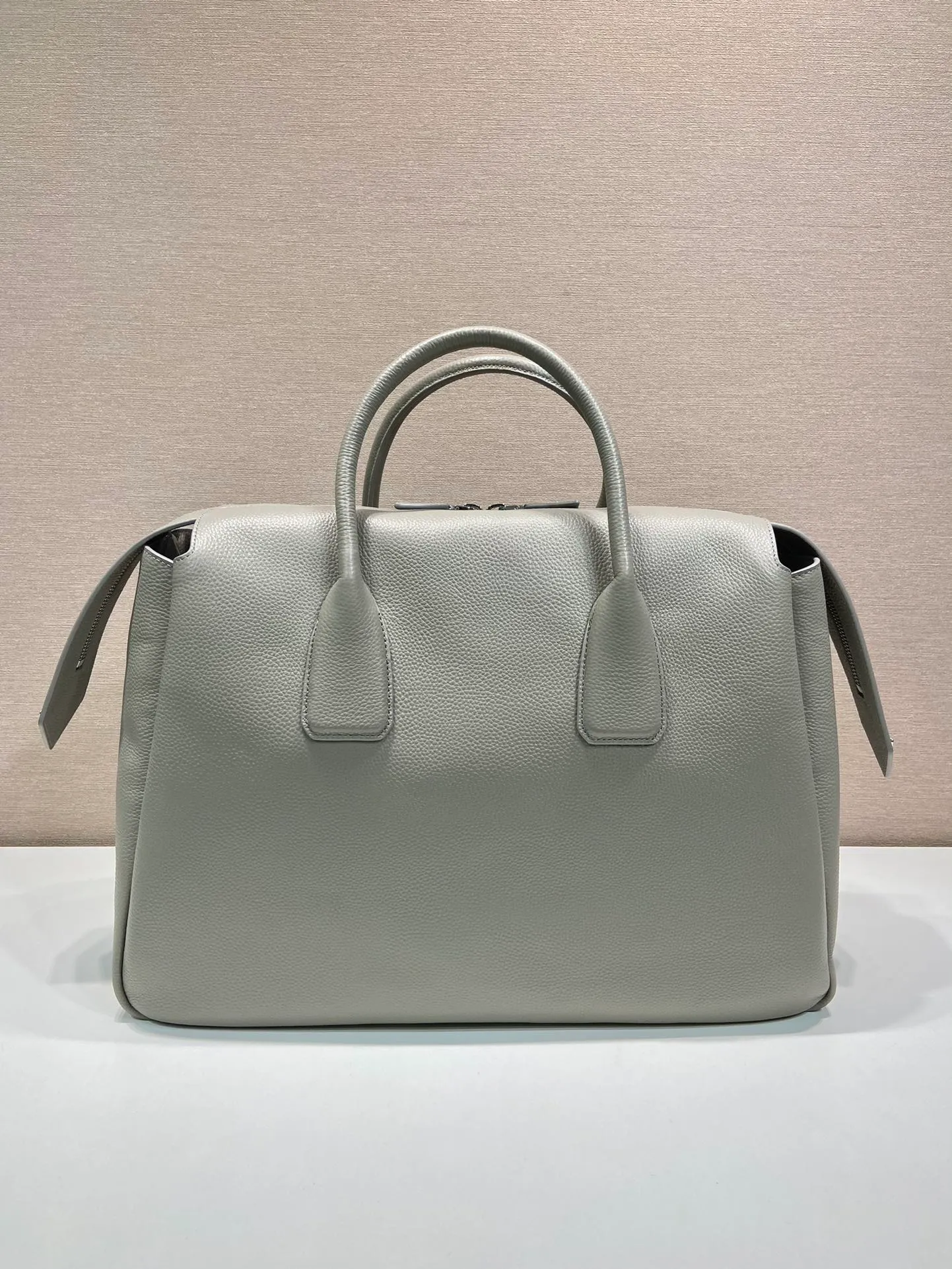 💰2300🎉New travel bag🎉2VC035🎉🎉 This double handle leather travel bag is made of imported calfskin, which has an ultra-soft feel and look. It has a hot-stamped logo on the front. Zip closure. Internal compartment with zippered pocket. Re-Nylon logo lining. Enameled metal triangle logo on both sides of the zipper strap. A must-have for travel, very popular, and a popular style that will never go out of style🎉🎉 Length 50x Height 33x Bottom 19cm🎉🎉🎉💰💰💰