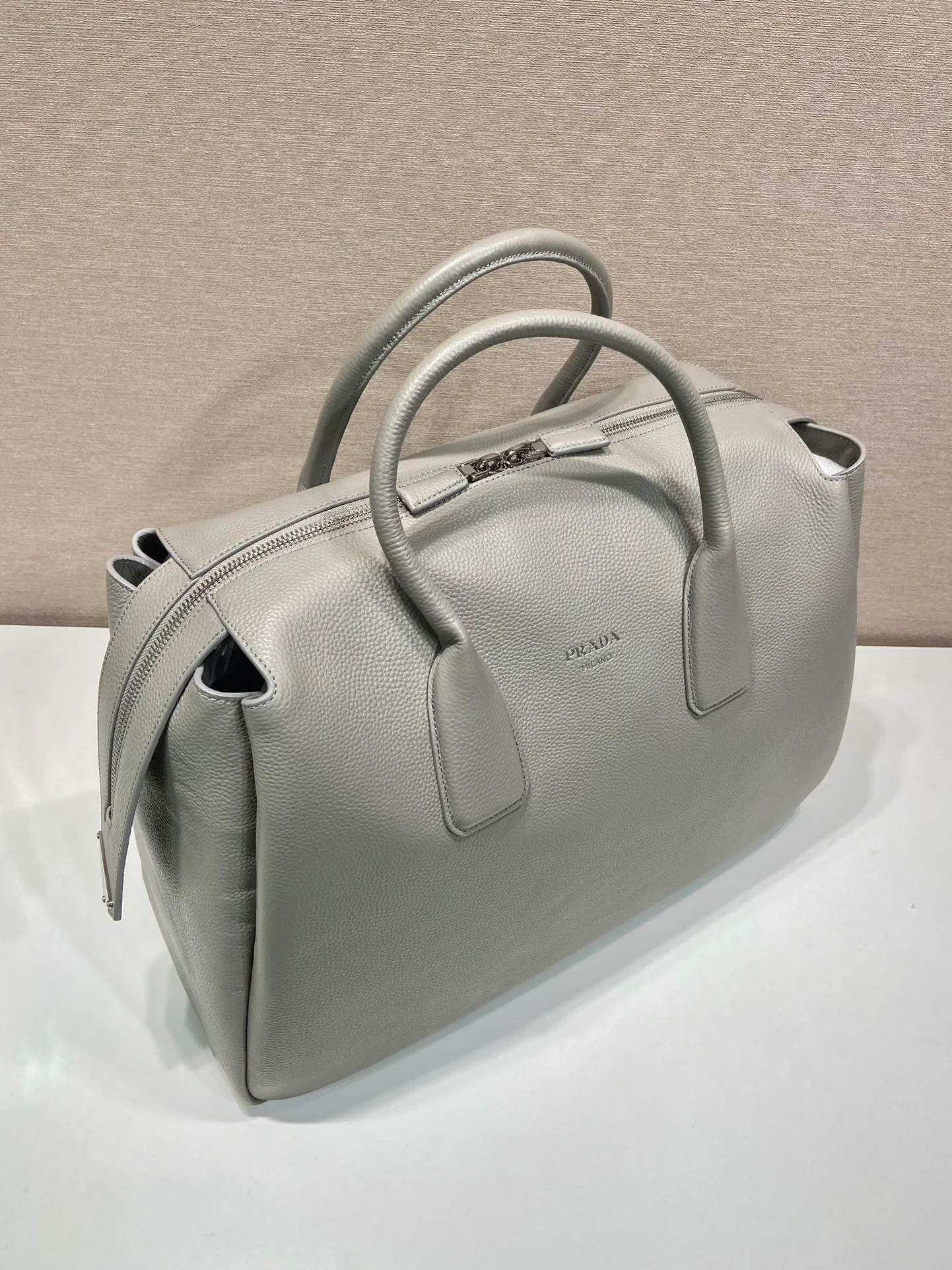 💰2300🎉New travel bag🎉2VC035🎉🎉 This double handle leather travel bag is made of imported calfskin, which has an ultra-soft feel and look. It has a hot-stamped logo on the front. Zip closure. Internal compartment with zippered pocket. Re-Nylon logo lining. Enameled metal triangle logo on both sides of the zipper strap. A must-have for travel, very popular, and a popular style that will never go out of style🎉🎉 Length 50x Height 33x Bottom 19cm🎉🎉🎉💰💰💰