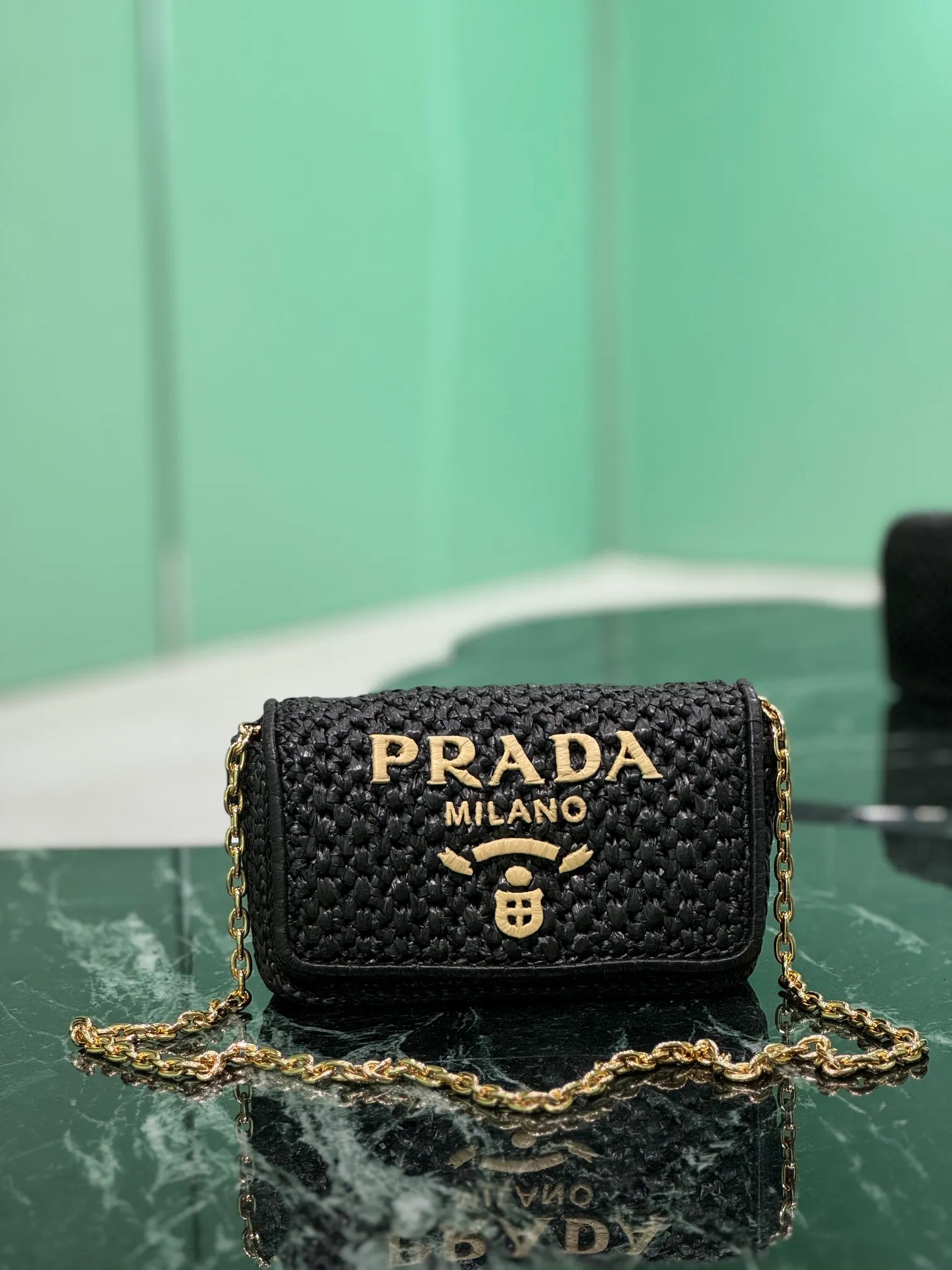 💰1560, chain ⛓️Woven bag This bag has a sophisticated, modern appeal and is made of woven fabric, giving the accessory a soft touch. This style features a detachable chain shoulder strap, Nappa leather interior, gold-tone hardware and a contrasting embroidered monogram. Style number: 1BF135 Dimensions: Width 20 x Length 13 x Base 7cm