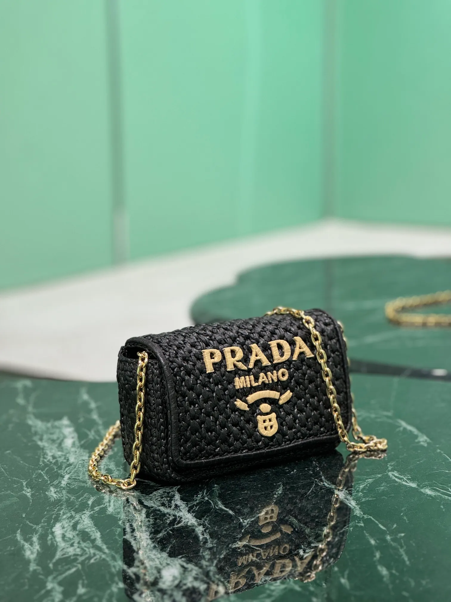 💰1560, chain ⛓️Woven bag This bag has a sophisticated, modern appeal and is made of woven fabric, giving the accessory a soft touch. This style features a detachable chain shoulder strap, Nappa leather interior, gold-tone hardware and a contrasting embroidered monogram. Style number: 1BF135 Dimensions: Width 20 x Length 13 x Base 7cm