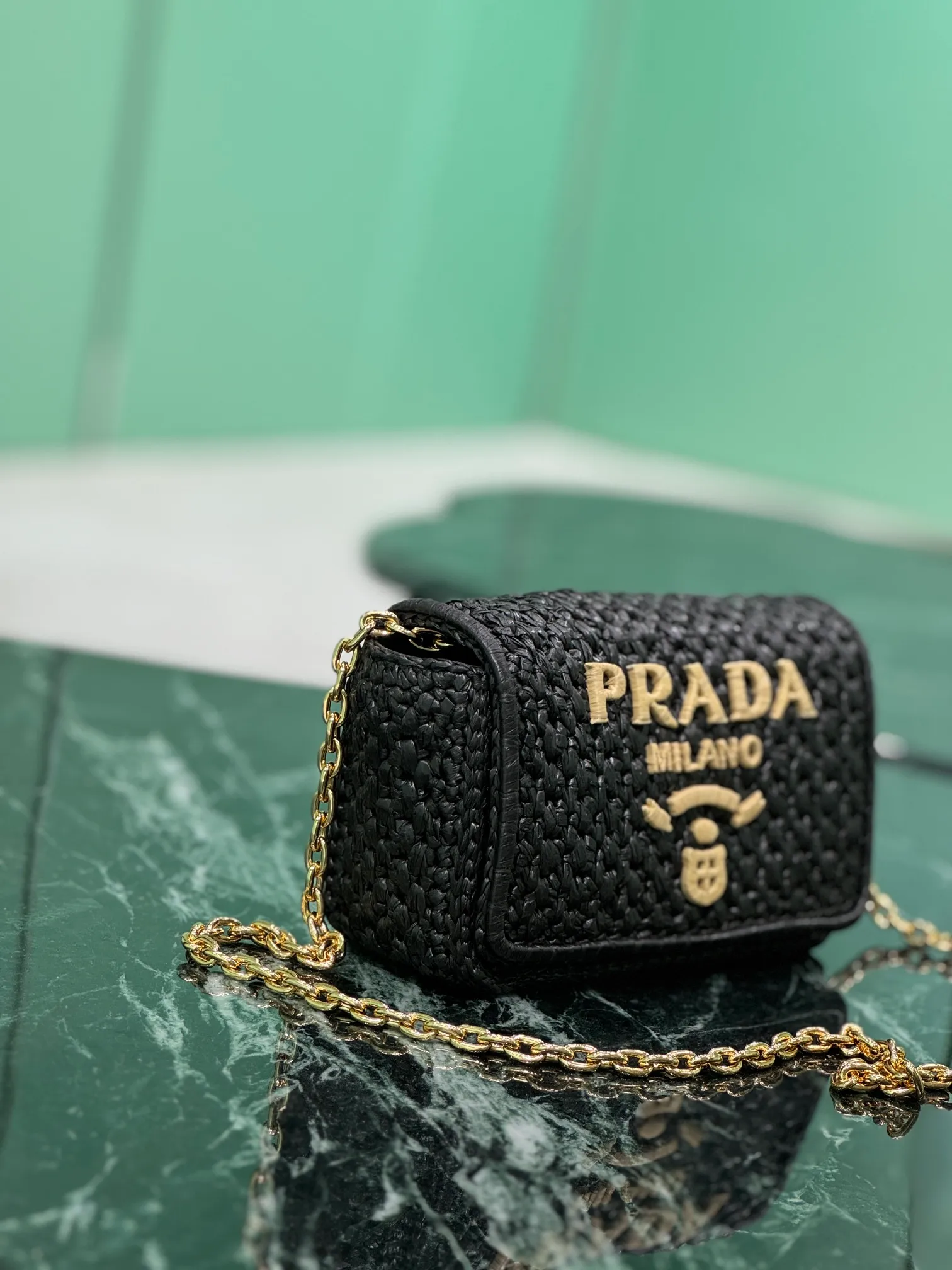 💰1560, chain ⛓️Woven bag This bag has a sophisticated, modern appeal and is made of woven fabric, giving the accessory a soft touch. This style features a detachable chain shoulder strap, Nappa leather interior, gold-tone hardware and a contrasting embroidered monogram. Style number: 1BF135 Dimensions: Width 20 x Length 13 x Base 7cm