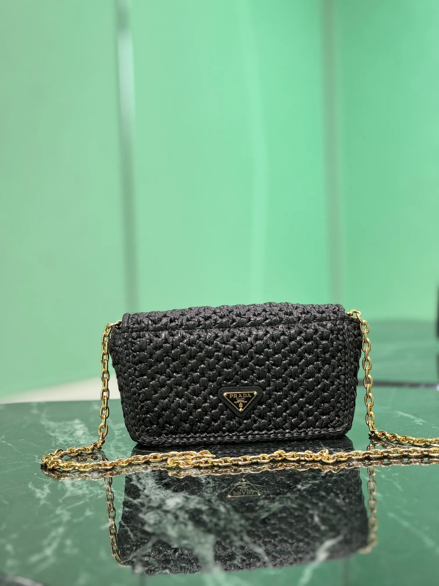 💰1560, chain ⛓️Woven bag This bag has a sophisticated, modern appeal and is made of woven fabric, giving the accessory a soft touch. This style features a detachable chain shoulder strap, Nappa leather interior, gold-tone hardware and a contrasting embroidered monogram. Style number: 1BF135 Dimensions: Width 20 x Length 13 x Base 7cm