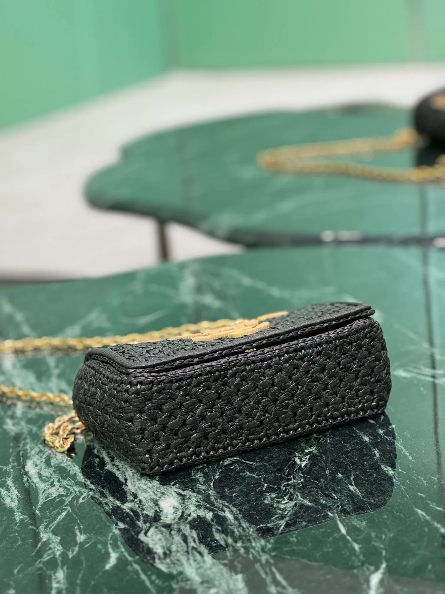 💰1560, chain ⛓️Woven bag This bag has a sophisticated, modern appeal and is made of woven fabric, giving the accessory a soft touch. This style features a detachable chain shoulder strap, Nappa leather interior, gold-tone hardware and a contrasting embroidered monogram. Style number: 1BF135 Dimensions: Width 20 x Length 13 x Base 7cm