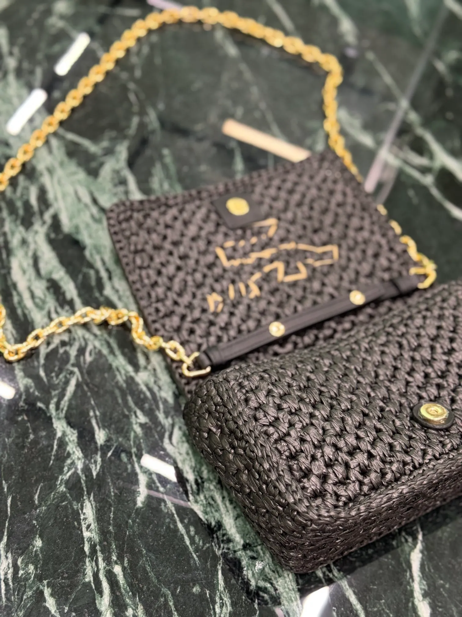 💰1560, chain ⛓️Woven bag This bag has a sophisticated, modern appeal and is made of woven fabric, giving the accessory a soft touch. This style features a detachable chain shoulder strap, Nappa leather interior, gold-tone hardware and a contrasting embroidered monogram. Style number: 1BF135 Dimensions: Width 20 x Length 13 x Base 7cm