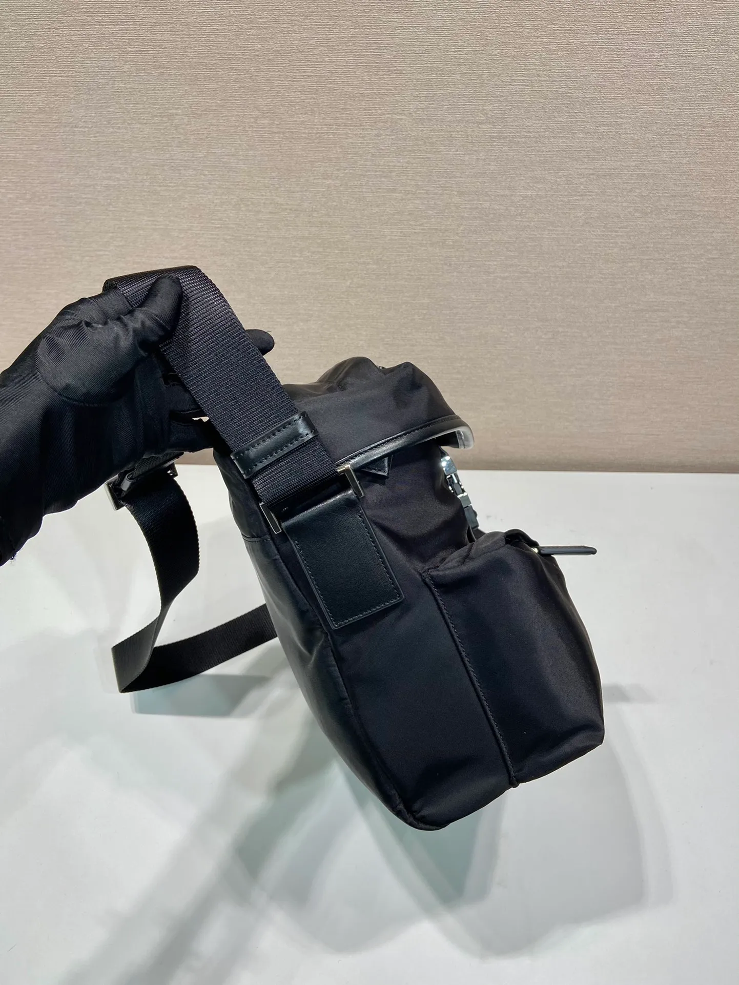 💰1320🎉New men's bag🎉2VD062 cross-body bag🎉🎉 This cross-body bag is made of imported nylon fabric and top-grade hardware. It features 2 zippered pockets on the front, a flap buckle, and a long adjustable shoulder strap. Large capacity space and many compartments. It is practical and elegant, hurry up and get it, it is another popular style that will never go out of style🎉🎉 Length 29x Height 23x Bottom 15cm🎉🎉🎉👏👏👏