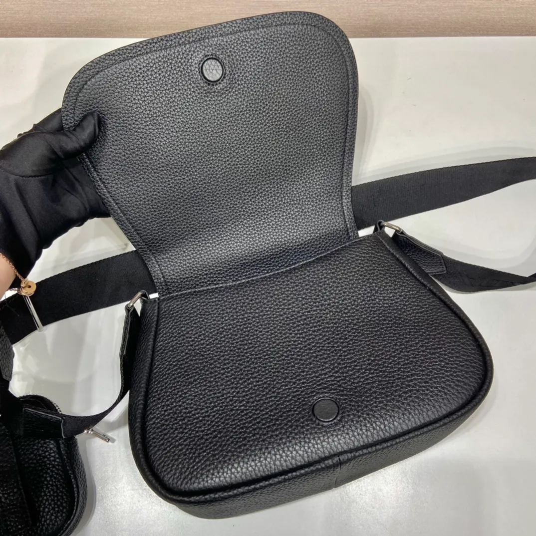 💰1800🎉New model🎉1BD293🎉🎉 This cross-body bag is made of imported deerskin grain cowhide, with a clamshell design and an adjustable long shoulder strap. My favorite is the small bag on the shoulder strap😘It’s so perfect😘, it has large capacity, simple and elegant, and it feels super soft🎉Hurry up and get it🎉 Length 24x height 17x base 9.5cm🎉🎉🎉👏👏👏