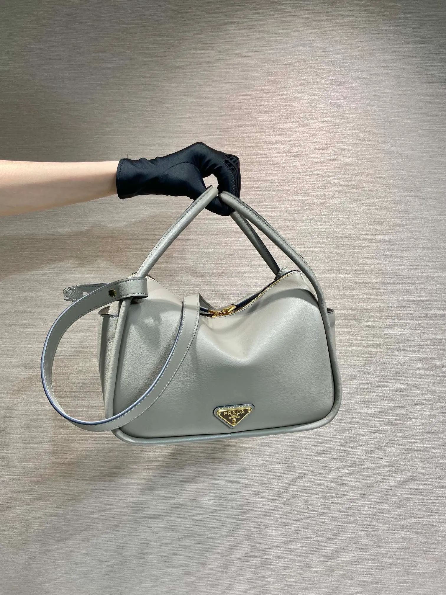 💰1500🎉New product🎉1BA451 new color🎉🎉 This handbag is made of imported calfskin, with a double-hand arm design, a fashionable yet casual attitude, and decorated with exquisite details and metal accessories. Comes with a detachable shoulder strap. It has a large capacity, is simple and elegant, and is a popular style that will never go out of style🎉🎉 Length 25x height 18x ​​bottom 10cm🎉🎉🎉👏👏👏