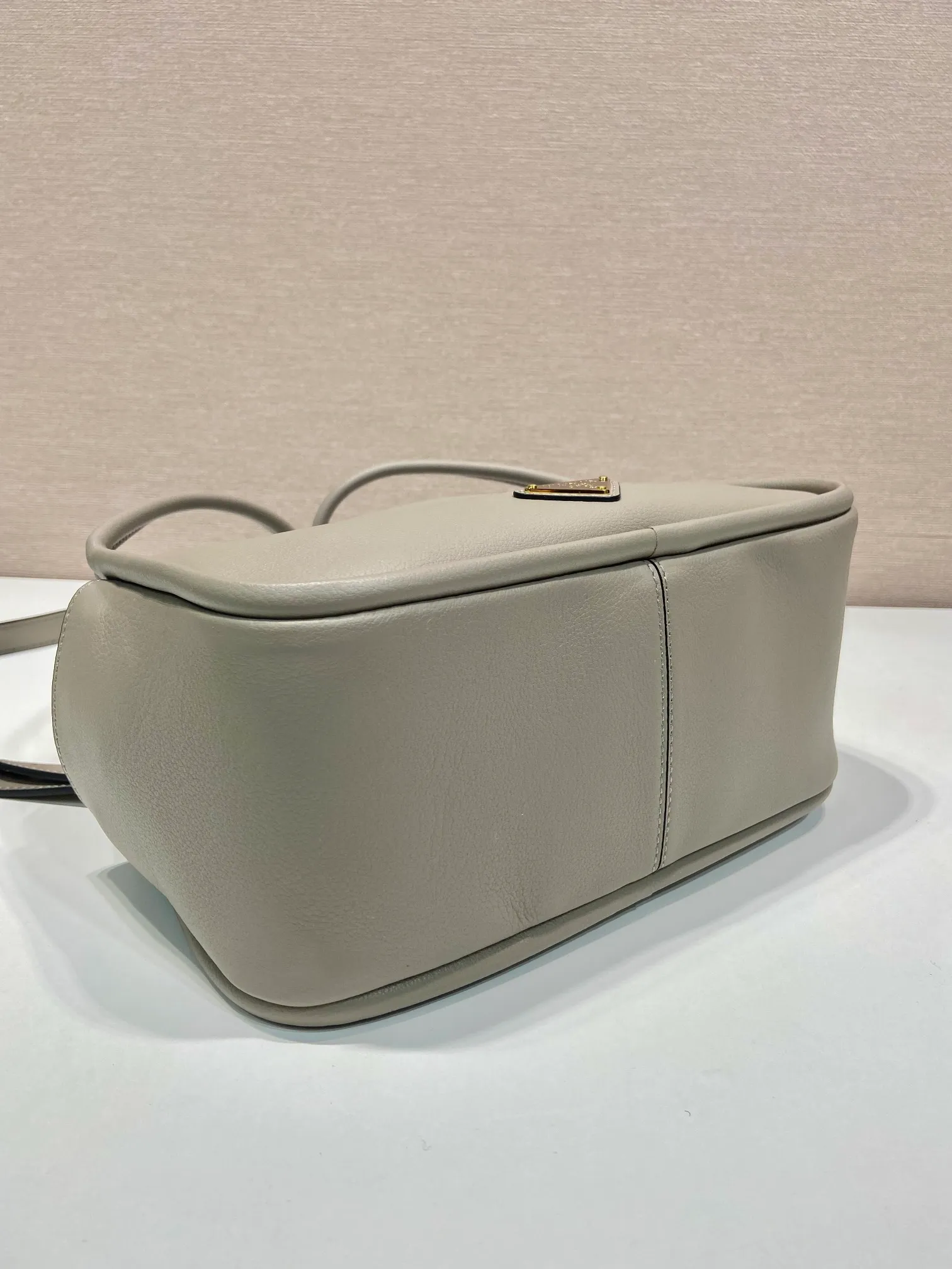 💰1500🎉New product🎉1BA451 new color🎉🎉 This handbag is made of imported calfskin, with a double-hand arm design, a fashionable yet casual attitude, and decorated with exquisite details and metal accessories. Comes with a detachable shoulder strap. It has a large capacity, is simple and elegant, and is a popular style that will never go out of style🎉🎉 Length 25x height 18x ​​bottom 10cm🎉🎉🎉👏👏👏
