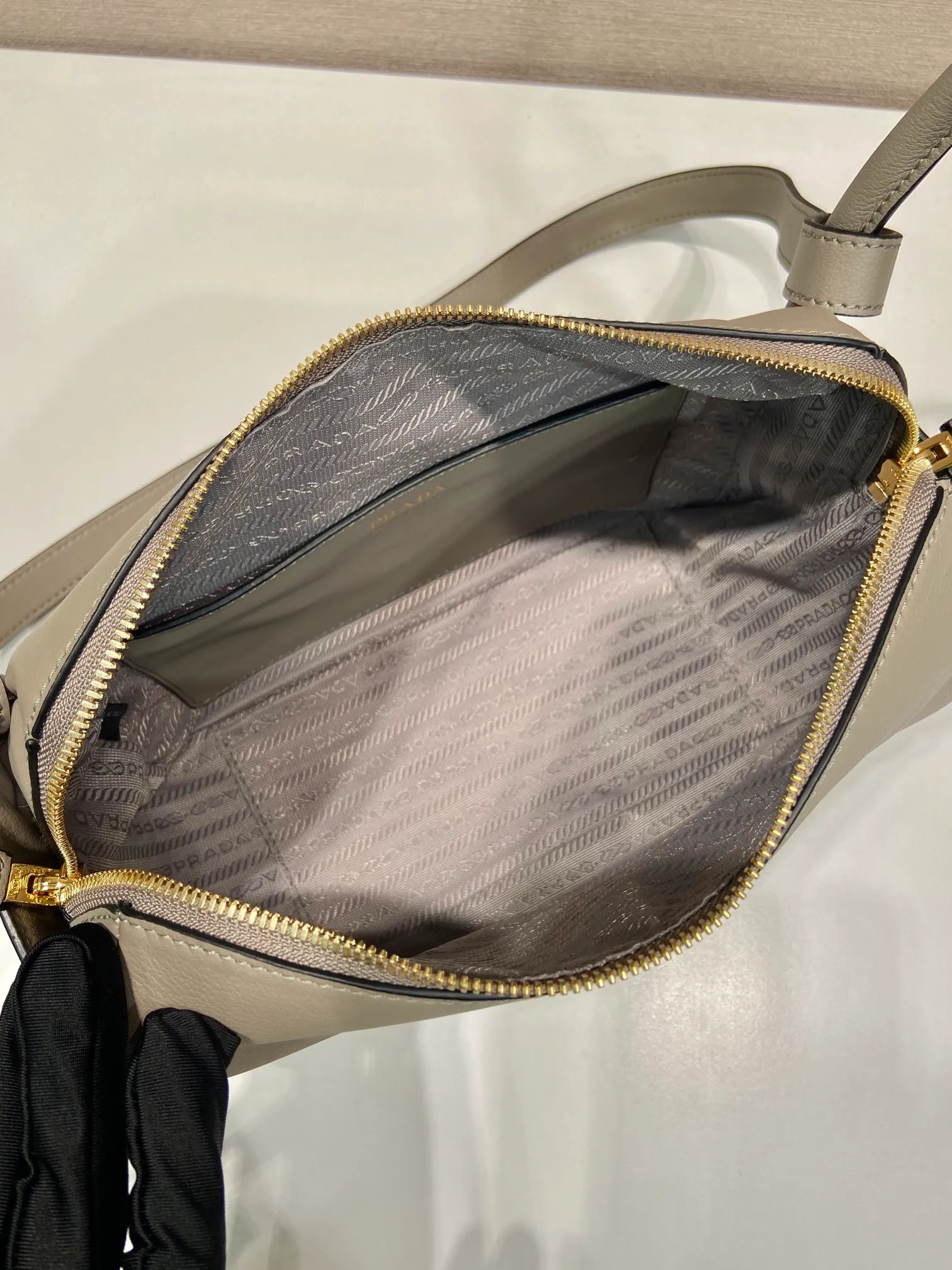 💰1500🎉New product🎉1BA451 new color🎉🎉 This handbag is made of imported calfskin, with a double-hand arm design, a fashionable yet casual attitude, and decorated with exquisite details and metal accessories. Comes with a detachable shoulder strap. It has a large capacity, is simple and elegant, and is a popular style that will never go out of style🎉🎉 Length 25x height 18x ​​bottom 10cm🎉🎉🎉👏👏👏