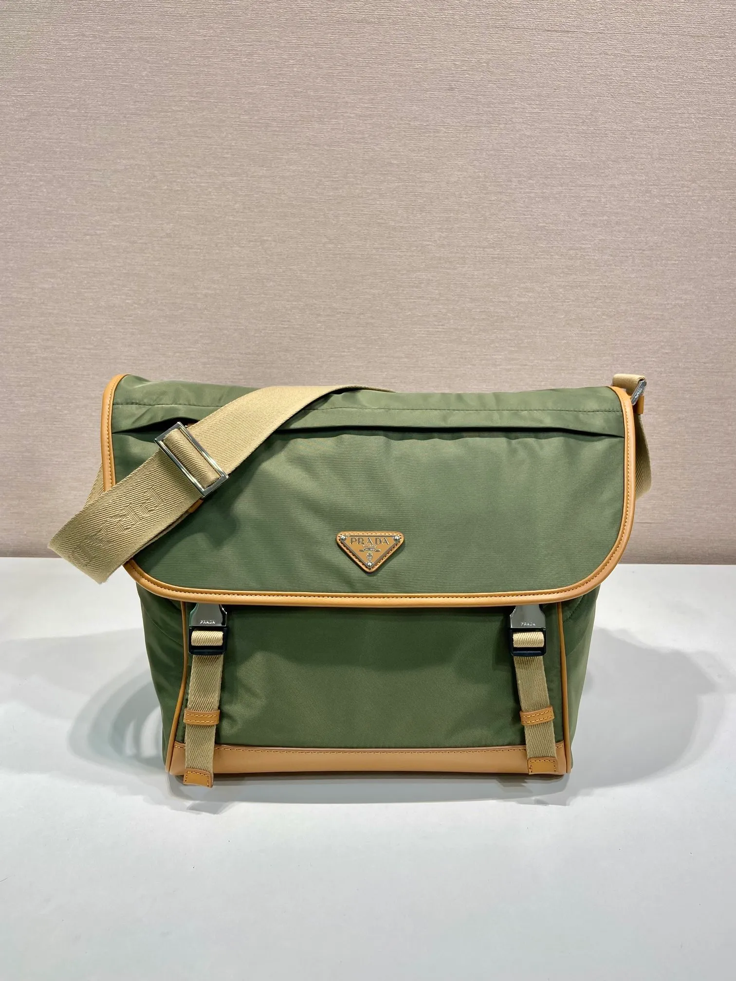 💰1460🎉New messenger bag🎉🎉2VD052A large new color🎉🎉 This messenger bag is designed with Re-Nylon recycled nylon fabric, with contrasting calfskin, flap and snap closure, three external zipper pockets, internal zipper pocket and patch pocket. It has a large capacity and is a hit that will never go out of style. Handsome guys, hurry up and get in🎉🎉 Length 30x Height 27.5x Bottom 14.5cm🎉🎉🎉🍊🍊🍊