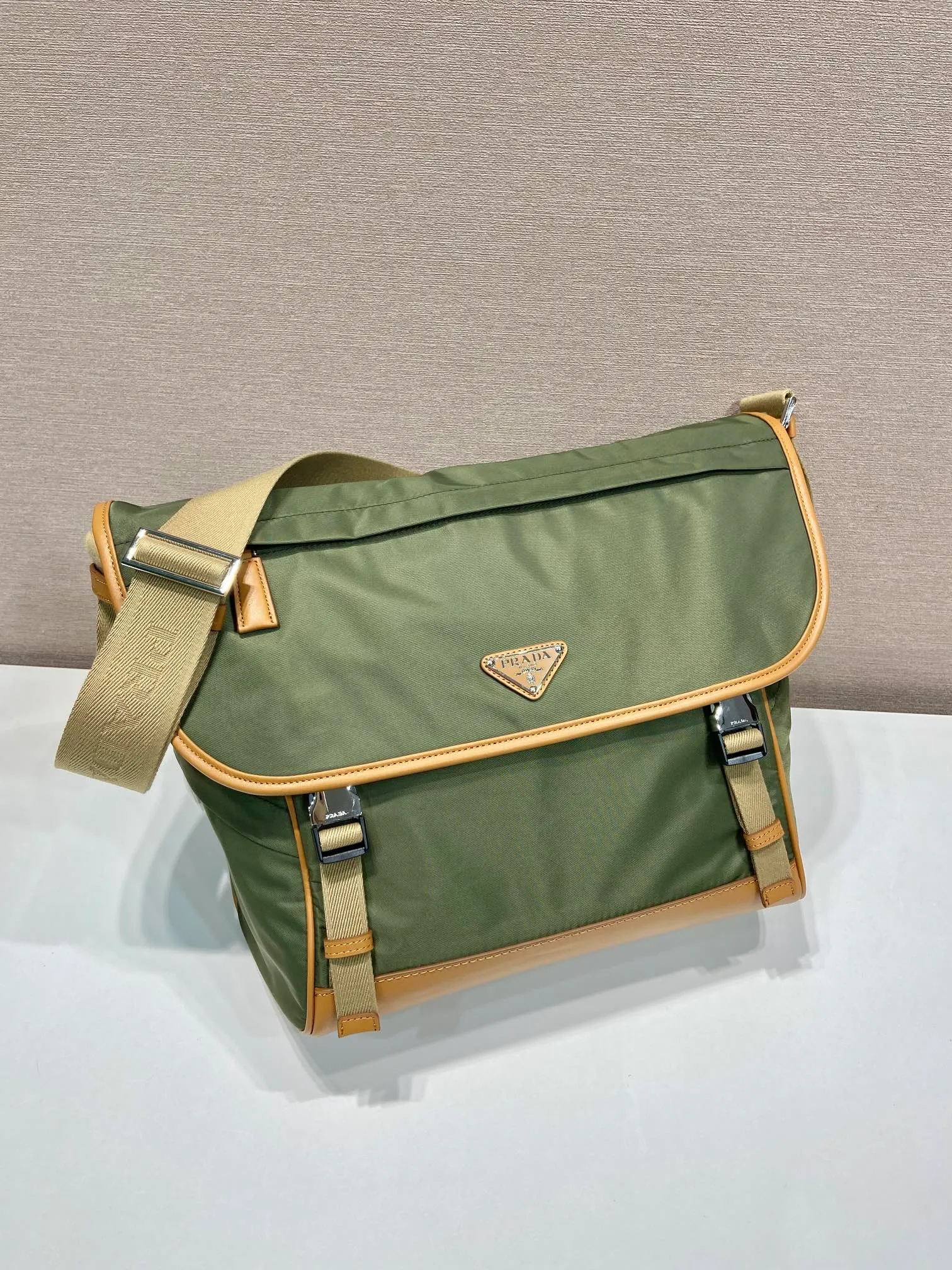 💰1460🎉New messenger bag🎉🎉2VD052A large new color🎉🎉 This messenger bag is designed with Re-Nylon recycled nylon fabric, with contrasting calfskin, flap and snap closure, three external zipper pockets, internal zipper pocket and patch pocket. It has a large capacity and is a hit that will never go out of style. Handsome guys, hurry up and get in🎉🎉 Length 30x Height 27.5x Bottom 14.5cm🎉🎉🎉🍊🍊🍊