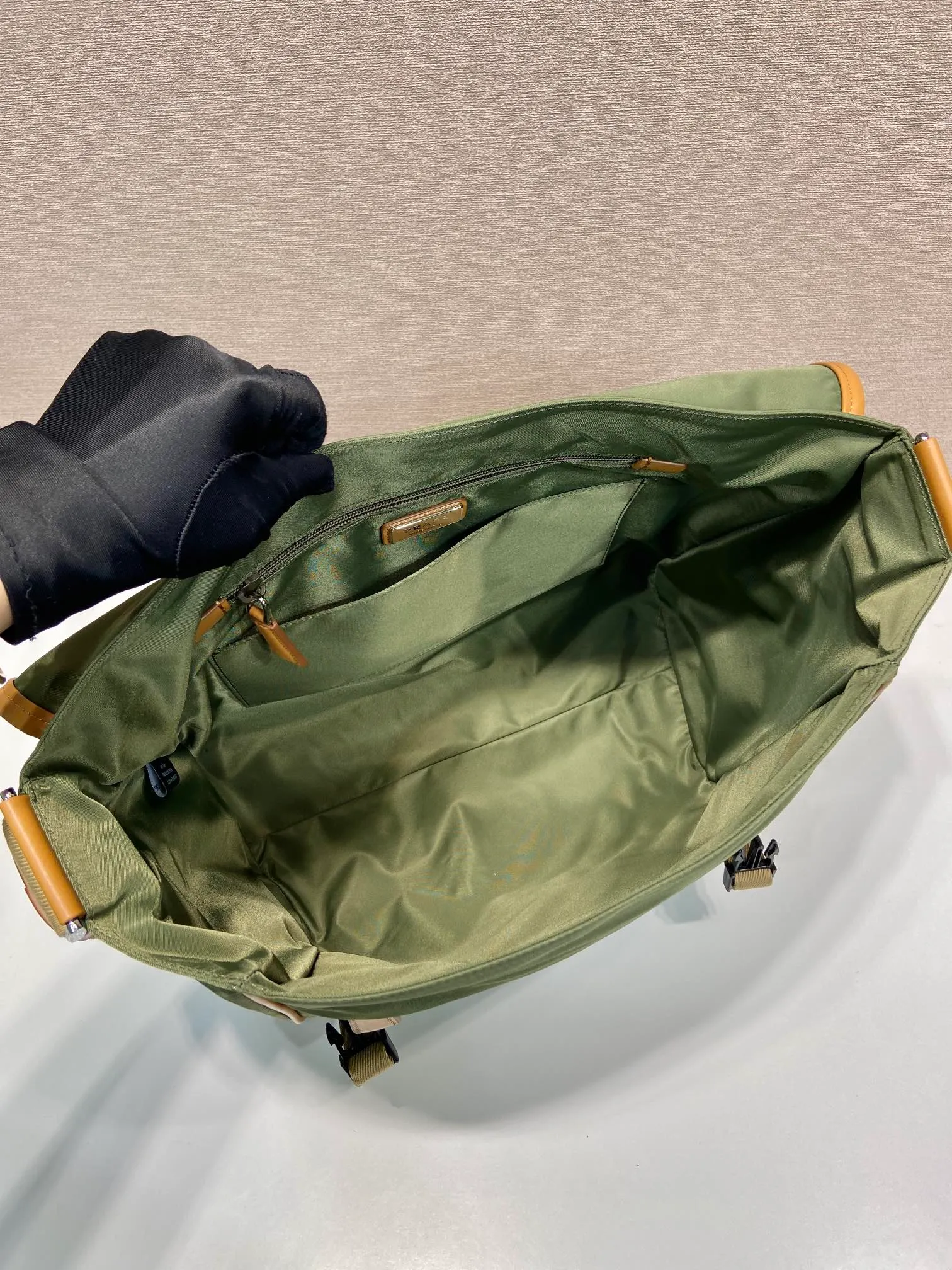 💰1460🎉New messenger bag🎉🎉2VD052A large new color🎉🎉 This messenger bag is designed with Re-Nylon recycled nylon fabric, with contrasting calfskin, flap and snap closure, three external zipper pockets, internal zipper pocket and patch pocket. It has a large capacity and is a hit that will never go out of style. Handsome guys, hurry up and get in🎉🎉 Length 30x Height 27.5x Bottom 14.5cm🎉🎉🎉🍊🍊🍊