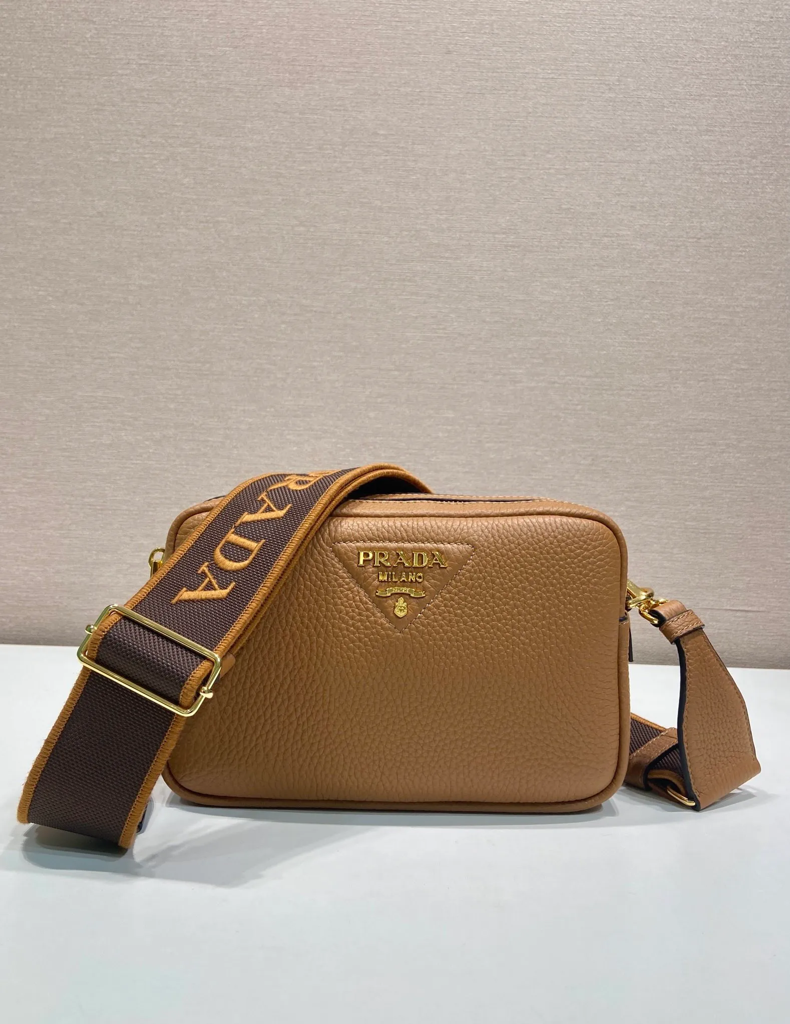💰1700🎉New double shoulder strap🎉1BD082 This double shoulder strap is made of imported deerskin grain cowhide and equipped with two interchangeable and adjustable long shoulder straps. The combination of fabric webbing and cowhide is perfect😘, versatile for mixing and matching different clothes on different occasions😘, large capacity, many compartments, super soft feel🎉Hurry up and get it🎉 Length 22x height 14x bottom 8cm🎉🎉🎉👏👏👏