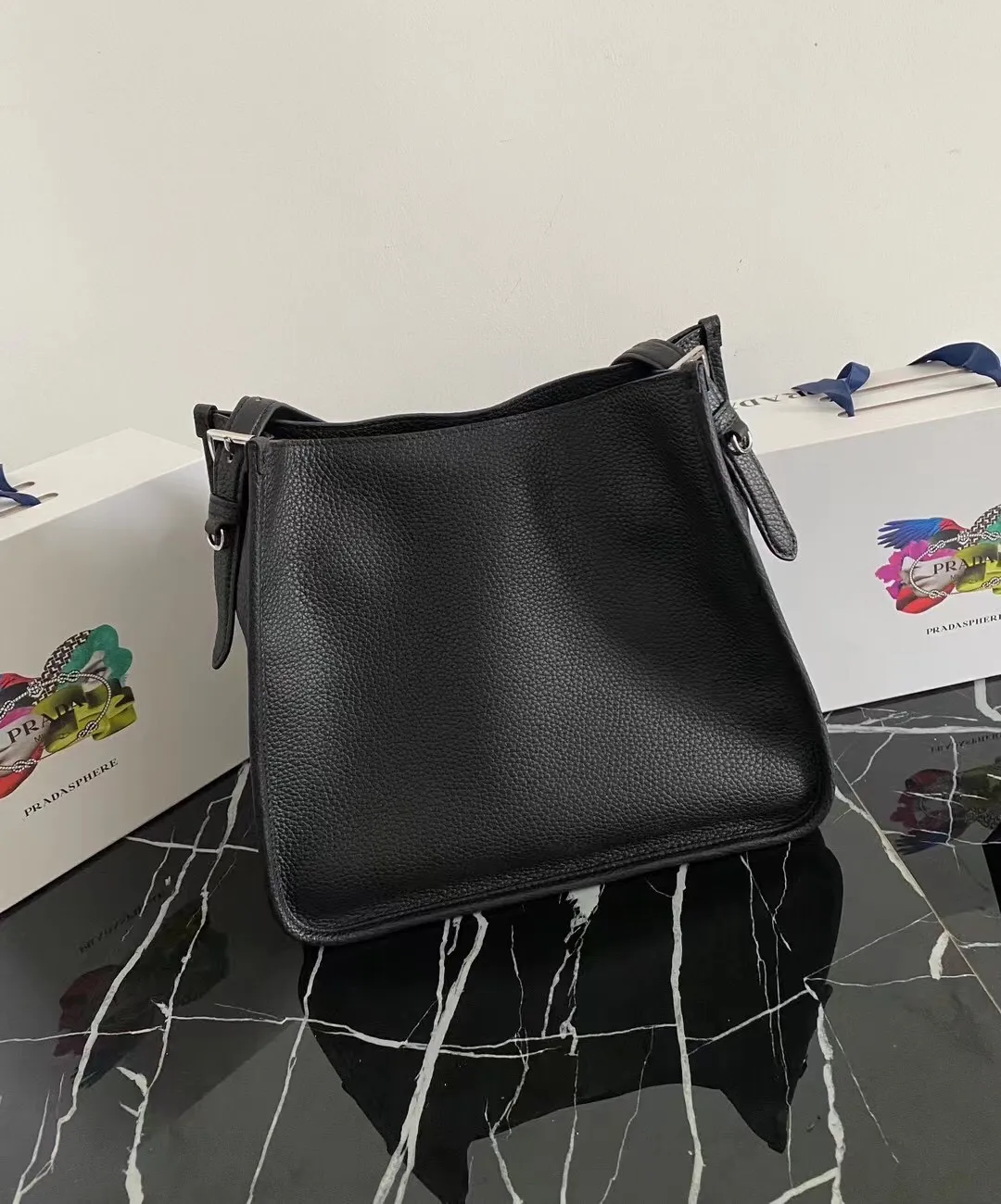 p1400¥👏New fabric cross-body bag👏1BC073/large tote bag This leather mini shoulder bag has a simple design. A metallic triangle logo on the front adds signature tone. Equipped with detachable/adjustable logo printed webbing, the upper body effect is very beautiful😘😘highlighting its modern style. High fashion is the main fashion for daily matching. Hurry up and get it, it’s so beautiful👏👏Length 30xH 28xH 12cm👏👏👏😘😘😘