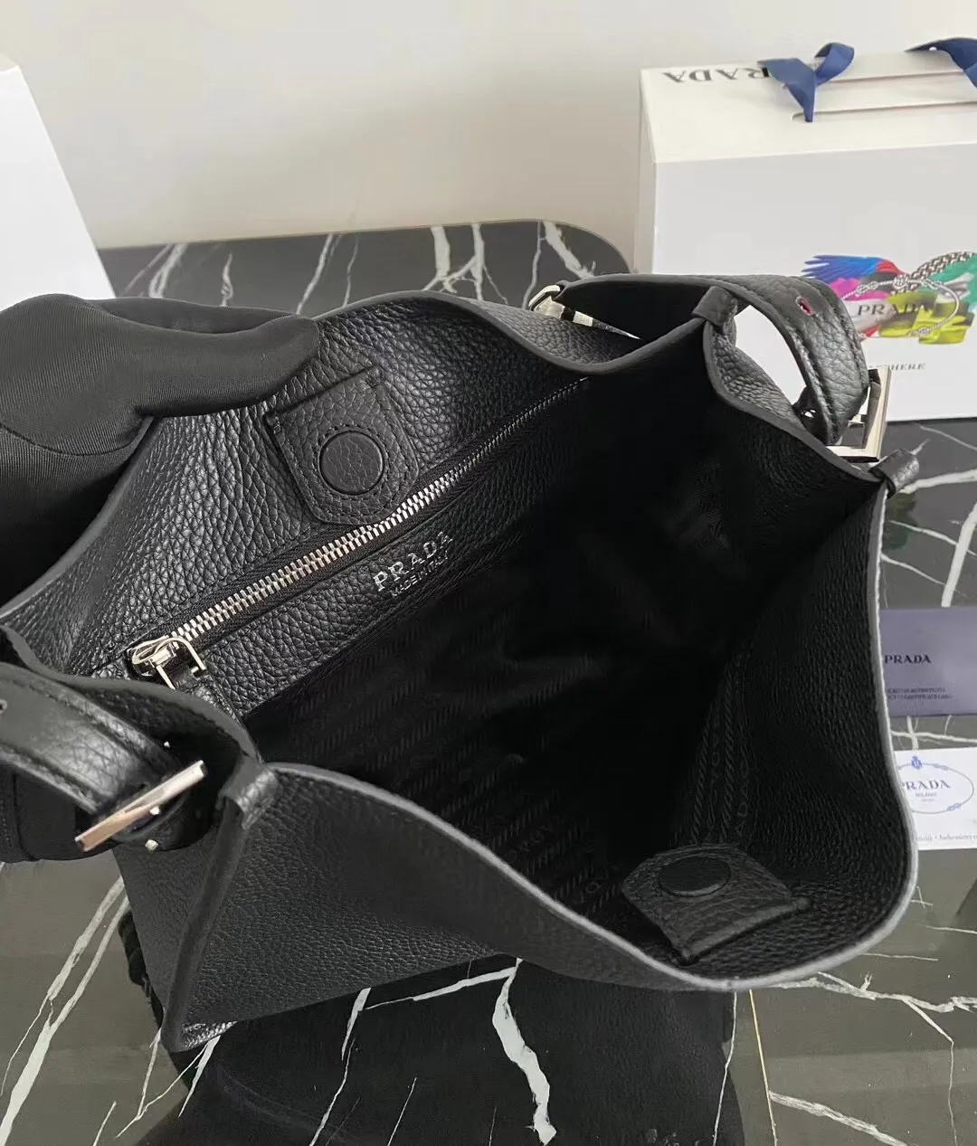 p1400¥👏New fabric cross-body bag👏1BC073/large tote bag This leather mini shoulder bag has a simple design. A metallic triangle logo on the front adds signature tone. Equipped with detachable/adjustable logo printed webbing, the upper body effect is very beautiful😘😘highlighting its modern style. High fashion is the main fashion for daily matching. Hurry up and get it, it’s so beautiful👏👏Length 30xH 28xH 12cm👏👏👏😘😘😘