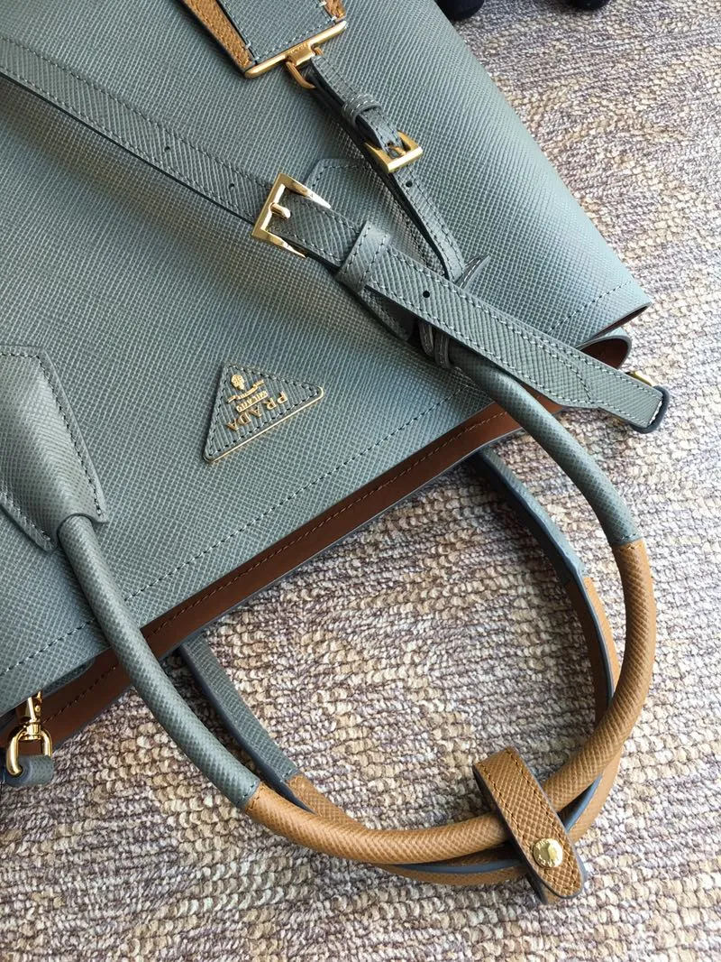 💰2040, P family classic model 1BG775 gray, arrived in [color][color][color], fully upgraded, using imported thick cross-grain cow + contrasting calf leather inside, top brushed hardware, color matching handle, 175 OEM code, a timeless shopping bag [naughty][naughty][naughty], fashionable and generous, length 33x height 24.5x bottom 14cm