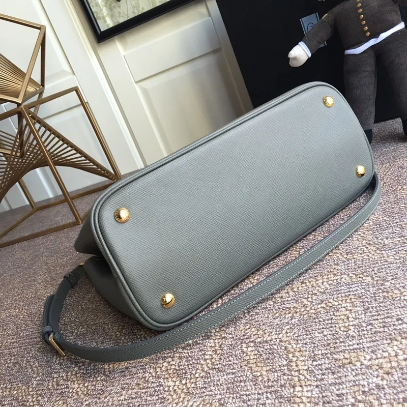 💰2040, P family classic model 1BG775 gray, arrived in [color][color][color], fully upgraded, using imported thick cross-grain cow + contrasting calf leather inside, top brushed hardware, color matching handle, 175 OEM code, a timeless shopping bag [naughty][naughty][naughty], fashionable and generous, length 33x height 24.5x bottom 14cm