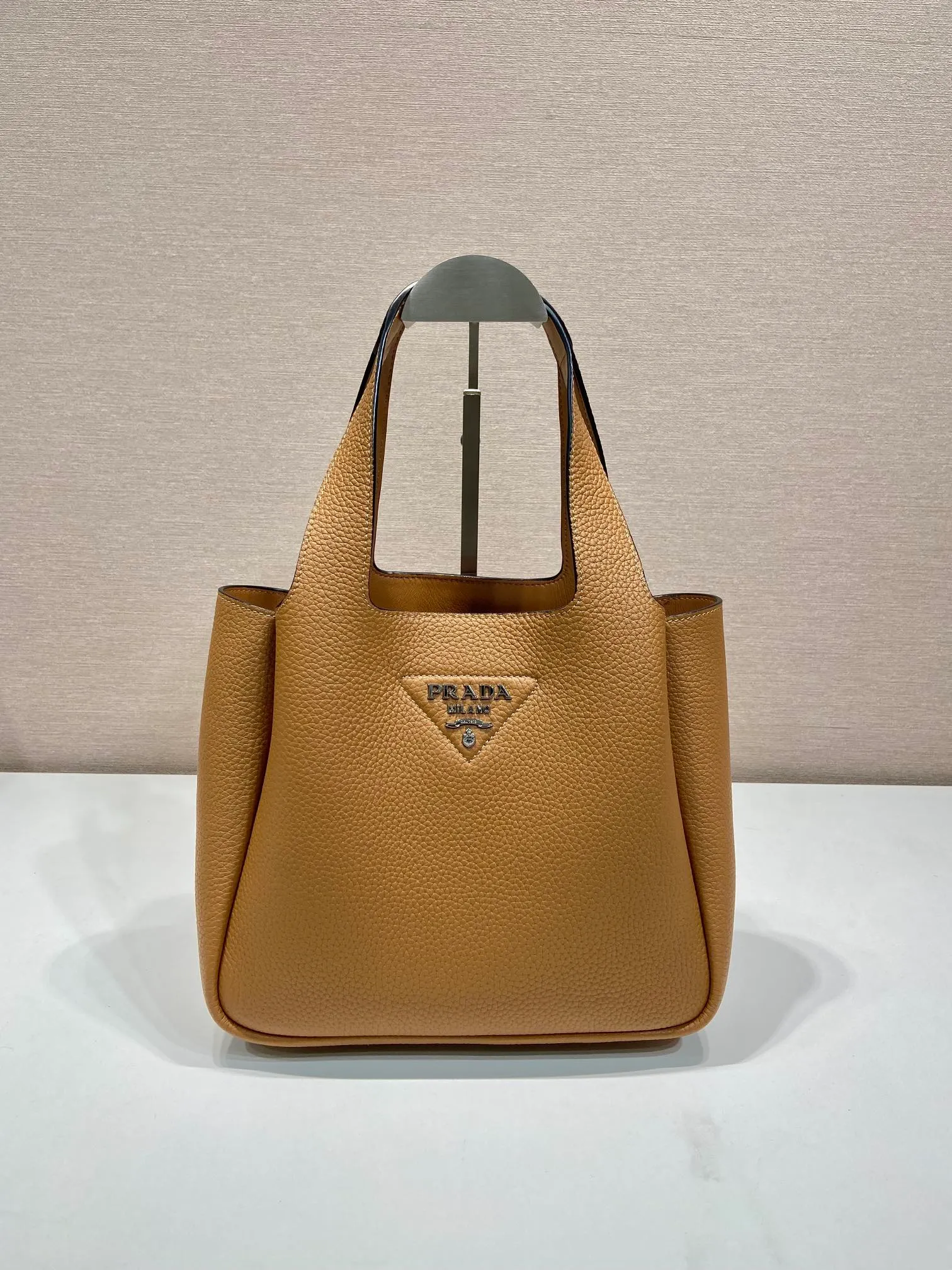 💰1700, vegetable basket🎉🎉 ✨New bucket bag✨1BG335😘New color latest vegetable basket😘😘 The vegetable basket tote underarm bag is made of soft and delicate calfskin, with imported sheepskin interior and top-grade white lace hardware. The overall feel is very soft/lightweight😘😘It has many compartments and can be carried or used as an under-the-bag bag. It can be matched with different clothes. So beautiful😘😘Hurry up and get it🙊 Length 25x height 21.5x bottom 14cm👏👏👏💰💰💰