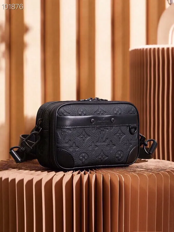 P¥860👉nfc dynamic chip version👈【Top inspection-free all-steel hardware】The Nano Alpha handbag is made of Monogram Shadow leather with a subtle embossed Monogram pattern, which makes the compact structure show an elegant style. Rivet elements mark the brand's mark, zipper compartments and external patch pockets are convenient for storing daily needs, and the detachable and adjustable leather shoulder strap allows for comfortable carrying. Monogram Shadow cow leather - cow leather trim - cow leather lining - metal hardware - zipper compartment - front patch pocket - front D-ring - shoulder strap: removable, adjustable! ! Model: M82544; Size: 11x18.5x6.5CM