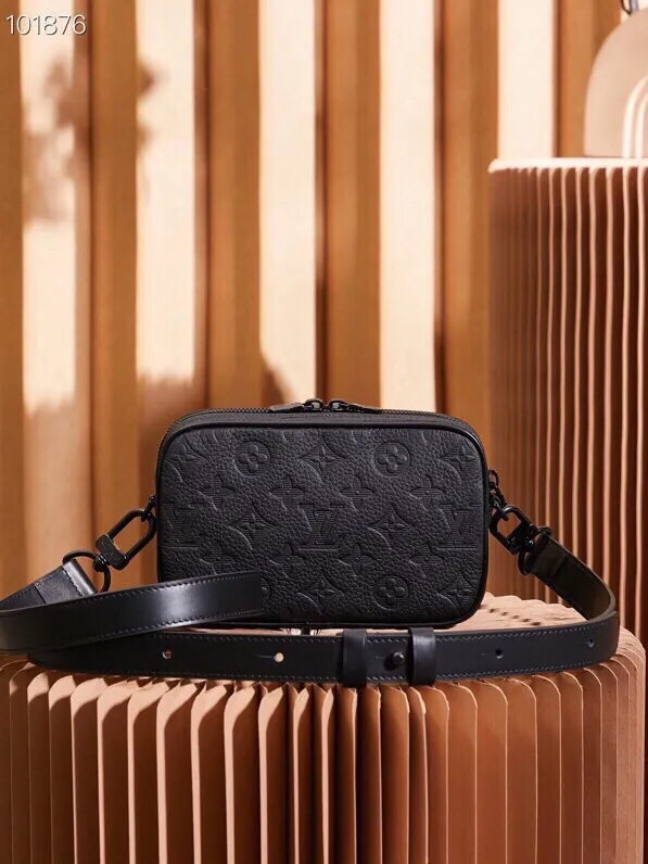 P¥860👉nfc dynamic chip version👈【Top inspection-free all-steel hardware】The Nano Alpha handbag is made of Monogram Shadow leather with a subtle embossed Monogram pattern, which makes the compact structure show an elegant style. Rivet elements mark the brand's mark, zipper compartments and external patch pockets are convenient for storing daily needs, and the detachable and adjustable leather shoulder strap allows for comfortable carrying. Monogram Shadow cow leather - cow leather trim - cow leather lining - metal hardware - zipper compartment - front patch pocket - front D-ring - shoulder strap: removable, adjustable! ! Model: M82544; Size: 11x18.5x6.5CM
