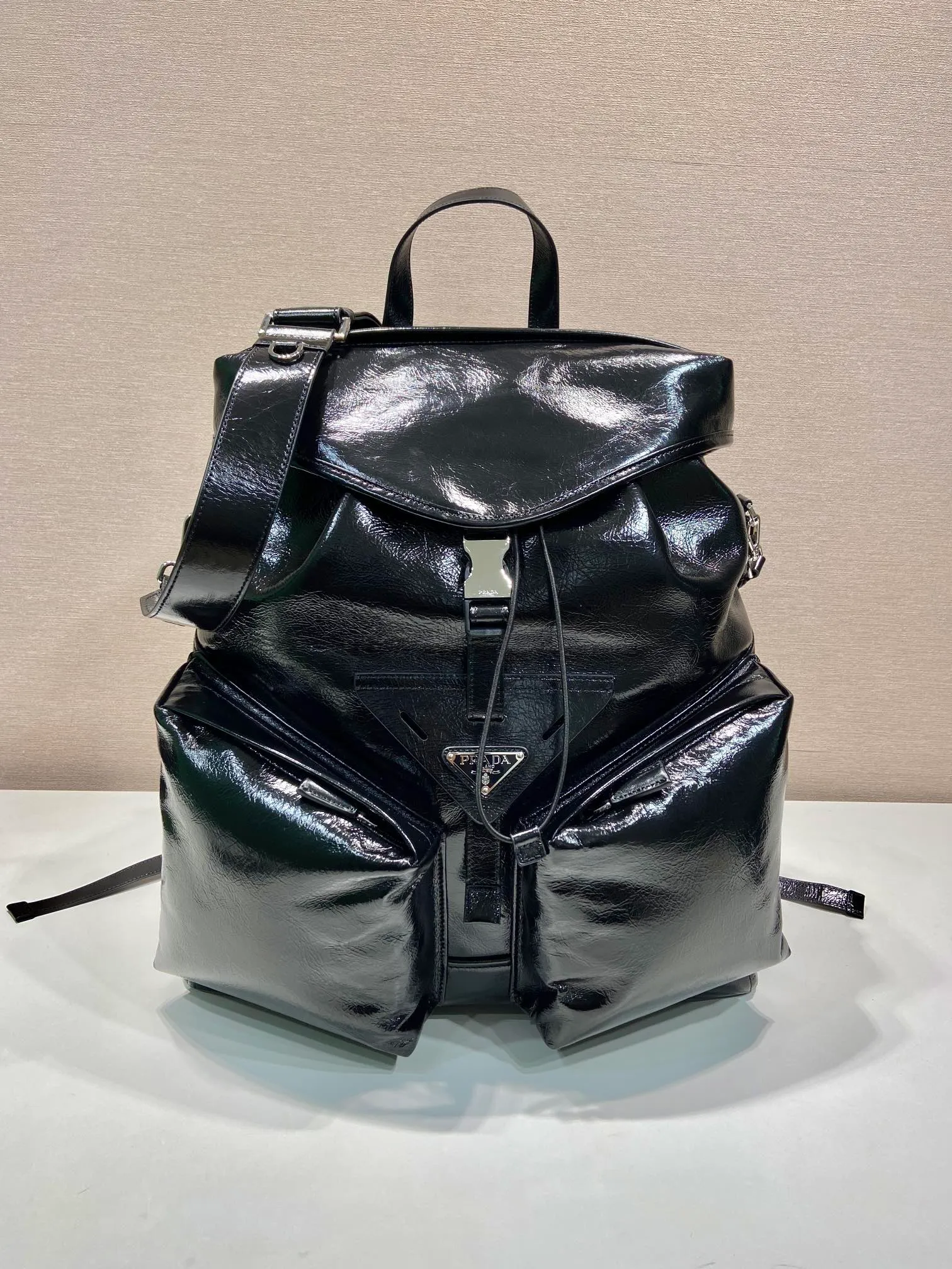 💰2500🎉New catwalk model🎉2VZ108 oil wax leather🎉🎉 This catwalk style backpack is made of imported oil-waxed calfskin and top-grade hardware. It has a front buckle/flap and 2 pocket design. It is equipped with a detachable oil-waxed shoulder strap. The back panel can be carried on both shoulders and inserted into a trolley case. It has many compartments and a lot of space. It is no problem for daily carrying and business trips. It is fashionable and practical. Get it now. Handsome guys👏👏 38cm long, 45cm tall and 18cm tall🎉🎉🎉👏👏👏