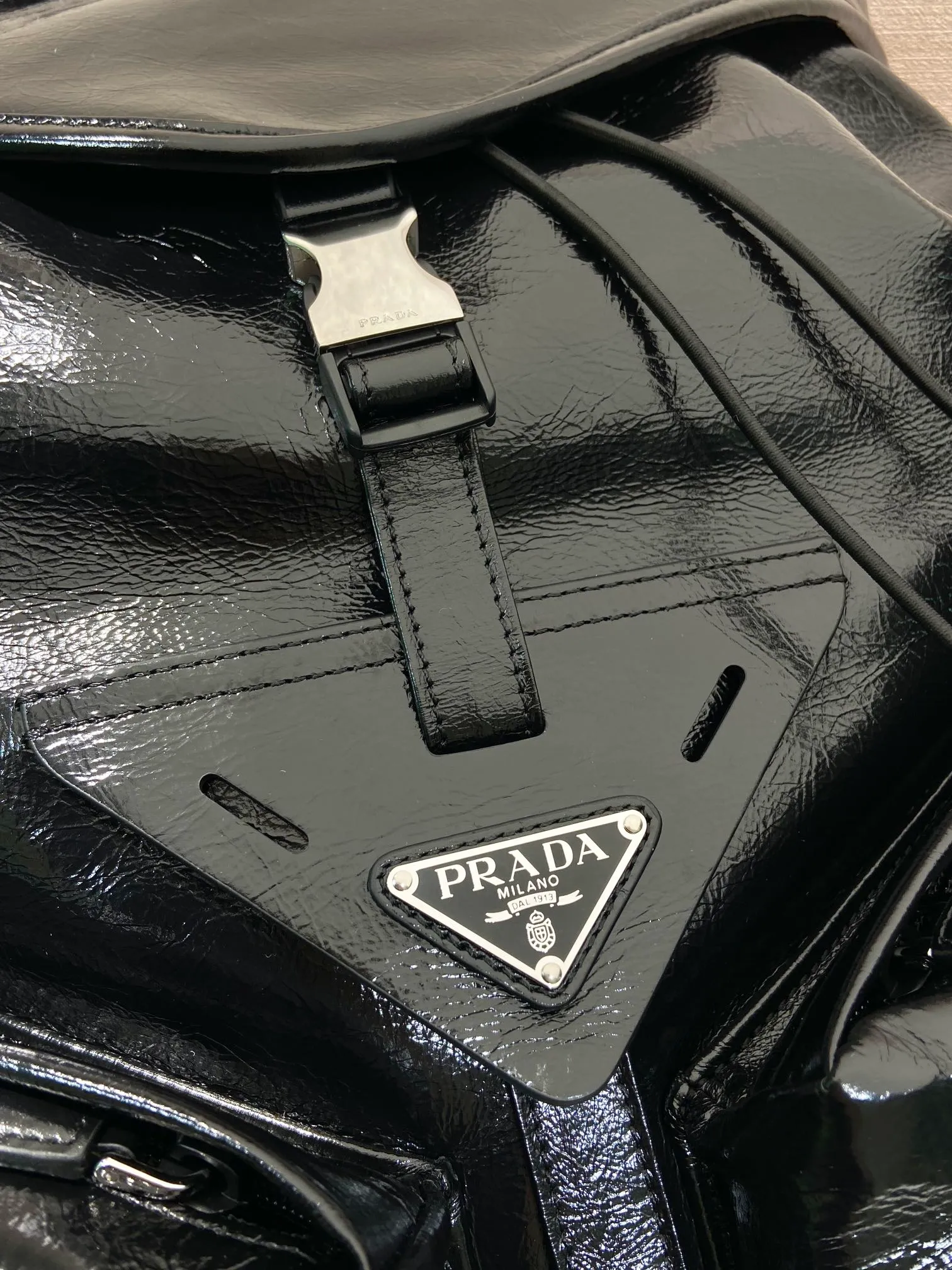 💰2500🎉New catwalk model🎉2VZ108 oil wax leather🎉🎉 This catwalk style backpack is made of imported oil-waxed calfskin and top-grade hardware. It has a front buckle/flap and 2 pocket design. It is equipped with a detachable oil-waxed shoulder strap. The back panel can be carried on both shoulders and inserted into a trolley case. It has many compartments and a lot of space. It is no problem for daily carrying and business trips. It is fashionable and practical. Get it now. Handsome guys👏👏 38cm long, 45cm tall and 18cm tall🎉🎉🎉👏👏👏