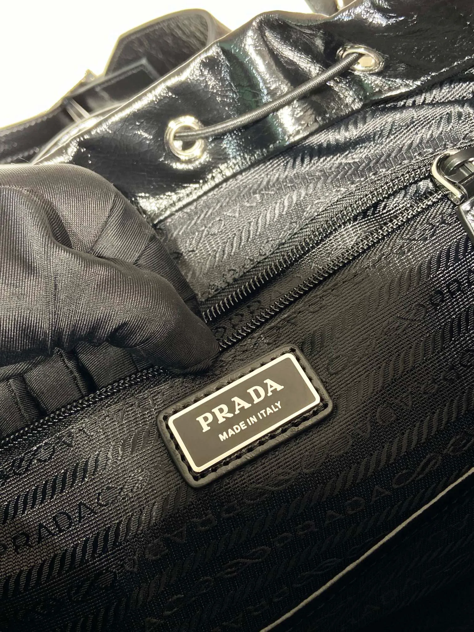💰2500🎉New catwalk model🎉2VZ108 oil wax leather🎉🎉 This catwalk style backpack is made of imported oil-waxed calfskin and top-grade hardware. It has a front buckle/flap and 2 pocket design. It is equipped with a detachable oil-waxed shoulder strap. The back panel can be carried on both shoulders and inserted into a trolley case. It has many compartments and a lot of space. It is no problem for daily carrying and business trips. It is fashionable and practical. Get it now. Handsome guys👏👏 38cm long, 45cm tall and 18cm tall🎉🎉🎉👏👏👏