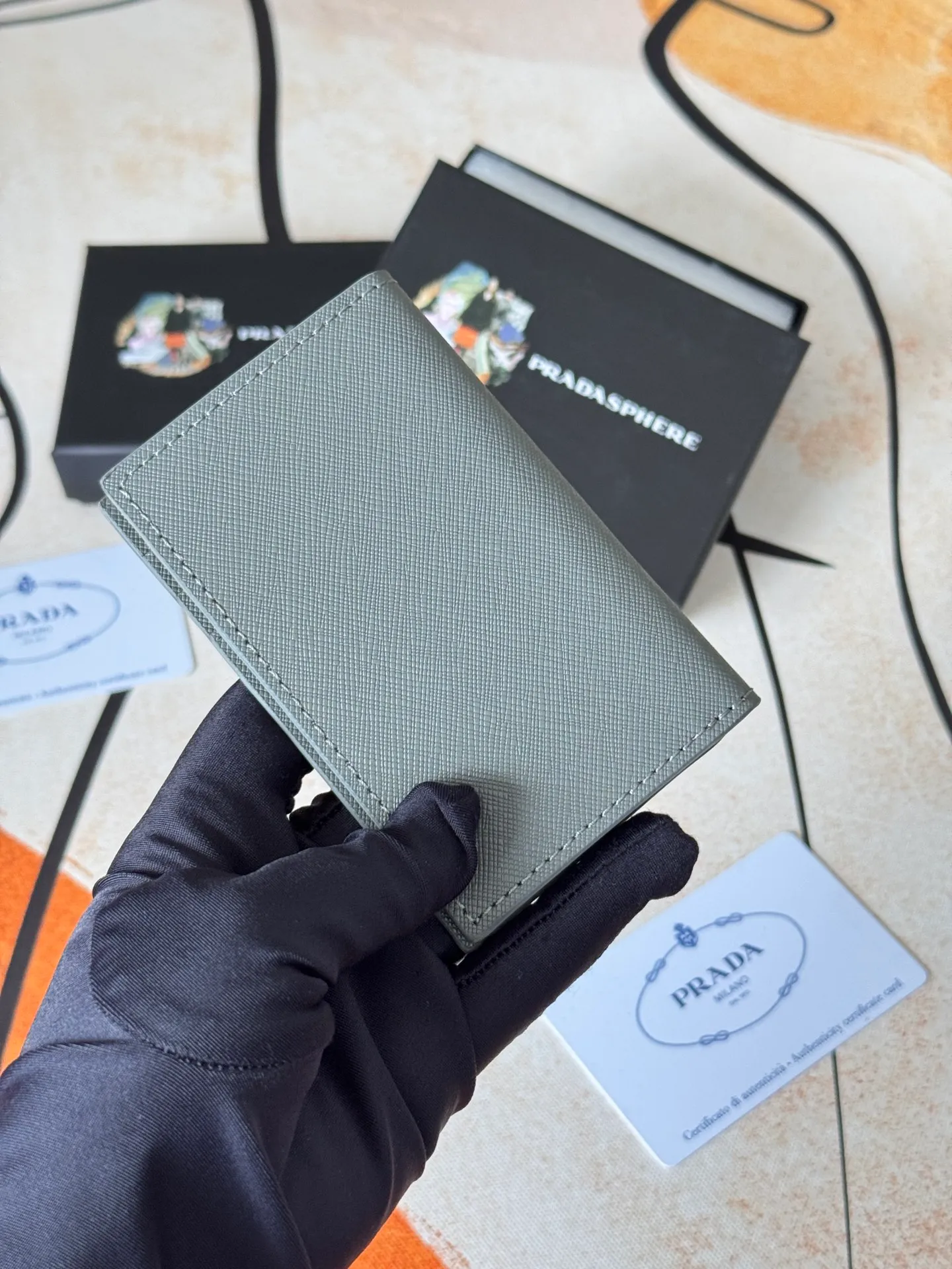 💰120💰prada cross pattern unisex card holder, can be placed in pockets, bags, and can be held in hand, made of cross pattern imported calfskin, pocket card holder, can hold change, 6 card slots, simple and elegant fashion trend. Model 2MC101, color as shown in the picture, size 11×7cm,
