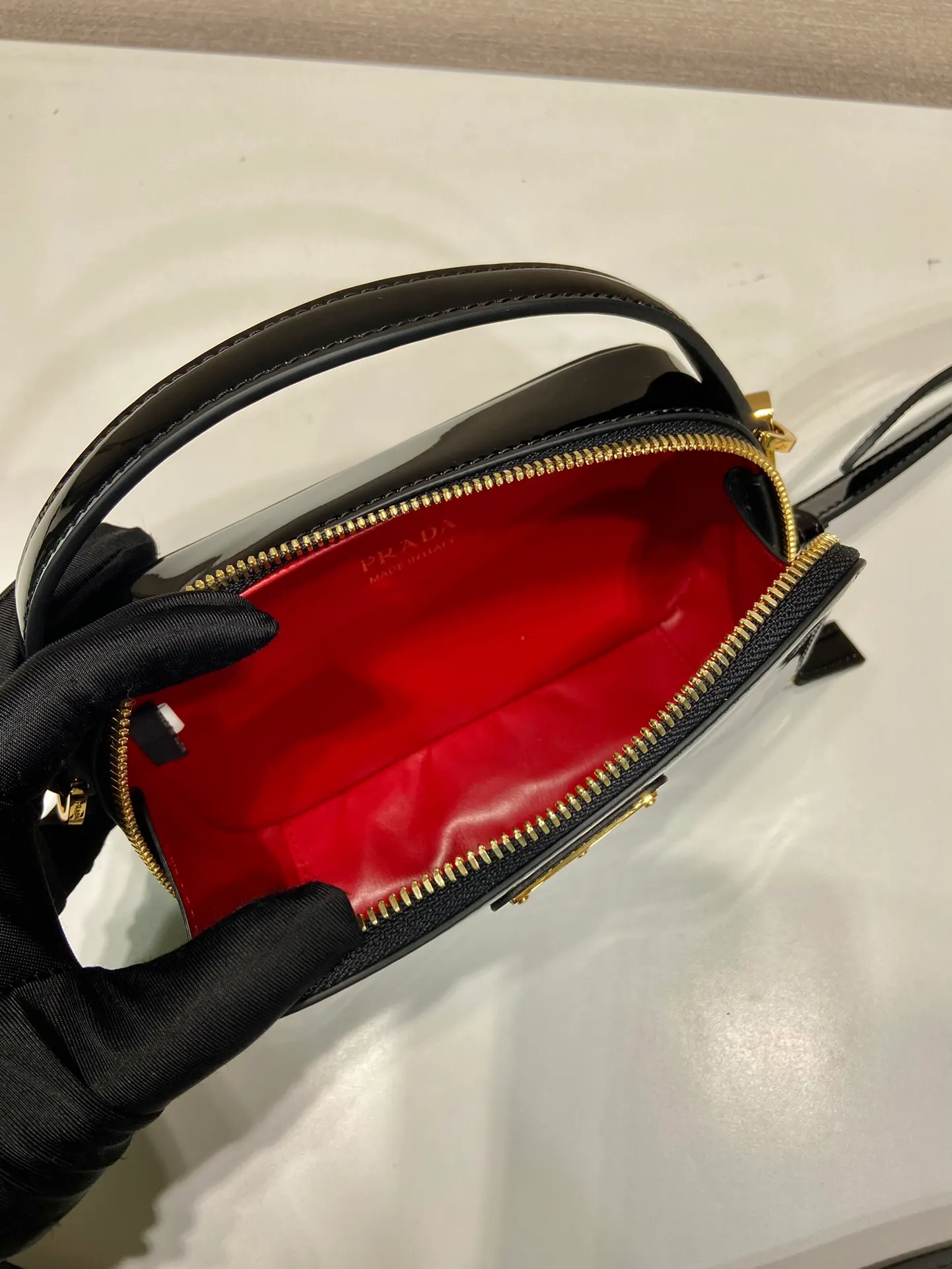 💰1400🎉New product🎉1BH206 patent leather🎉🎉 This patent leather mini bag presents smooth and elegant lines, highlighting its elegant style. The versatile style and structured structure can be carried by hand or carried over the shoulder with the detachable shoulder strap. It has a two-way zip top and is embellished with an enameled triangular metal logo. The capacity is large and the upper body effect is very beautiful👏👏Hurry up and get it🎉🎉Length 17.5x Height 10.5x Bottom 4.5cm🎉🎉🎉