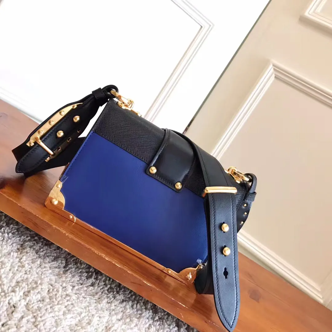 💰1800, P's latest women's bag 1BD045, blue has arrived, top quality, synchronized with counters, made of imported calfskin➕cross pattern➕sheepskin lining, top hardware. Lots of compartments, fashionable + casual + lightweight, a favorite among ladies, length 19cm and height 14cmX9cm