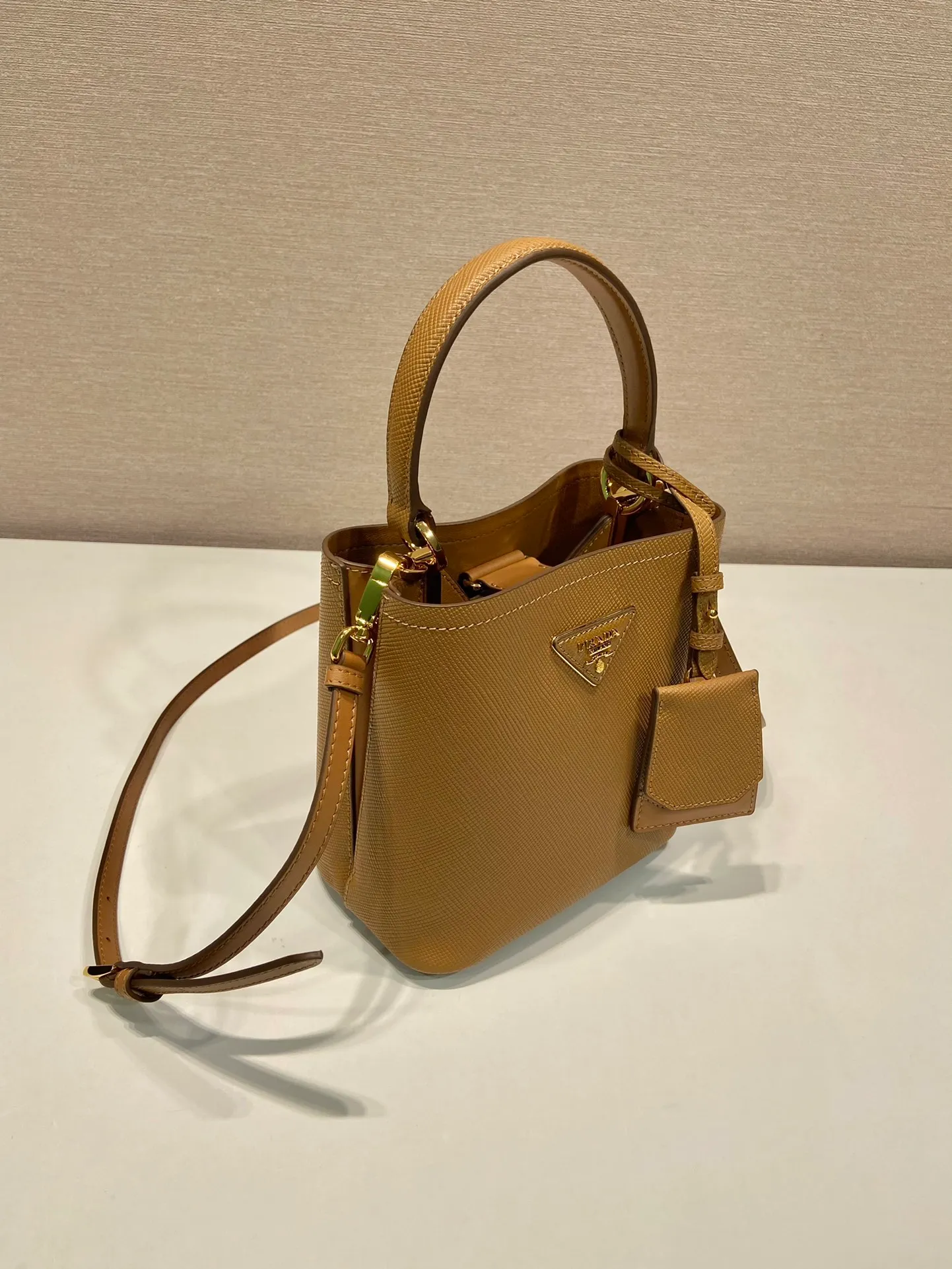 💰1700🔆Exclusive first launch🔆1BA217 mini size new color💋Original item🤙🤙Made of imported Saffiano leather material, removable shoulder strap, leather nameplate and metal logo complement each other. Leather-covered central pocket with magnetic buckle. Saffiano leather triangle logo. Contrast color nappa leather lining. This Double handbag has an elegant style, eye-catching and unique. It is also a popular style🙋🏻🙋🏻Length 17x Height 18X Bottom 10.5cm