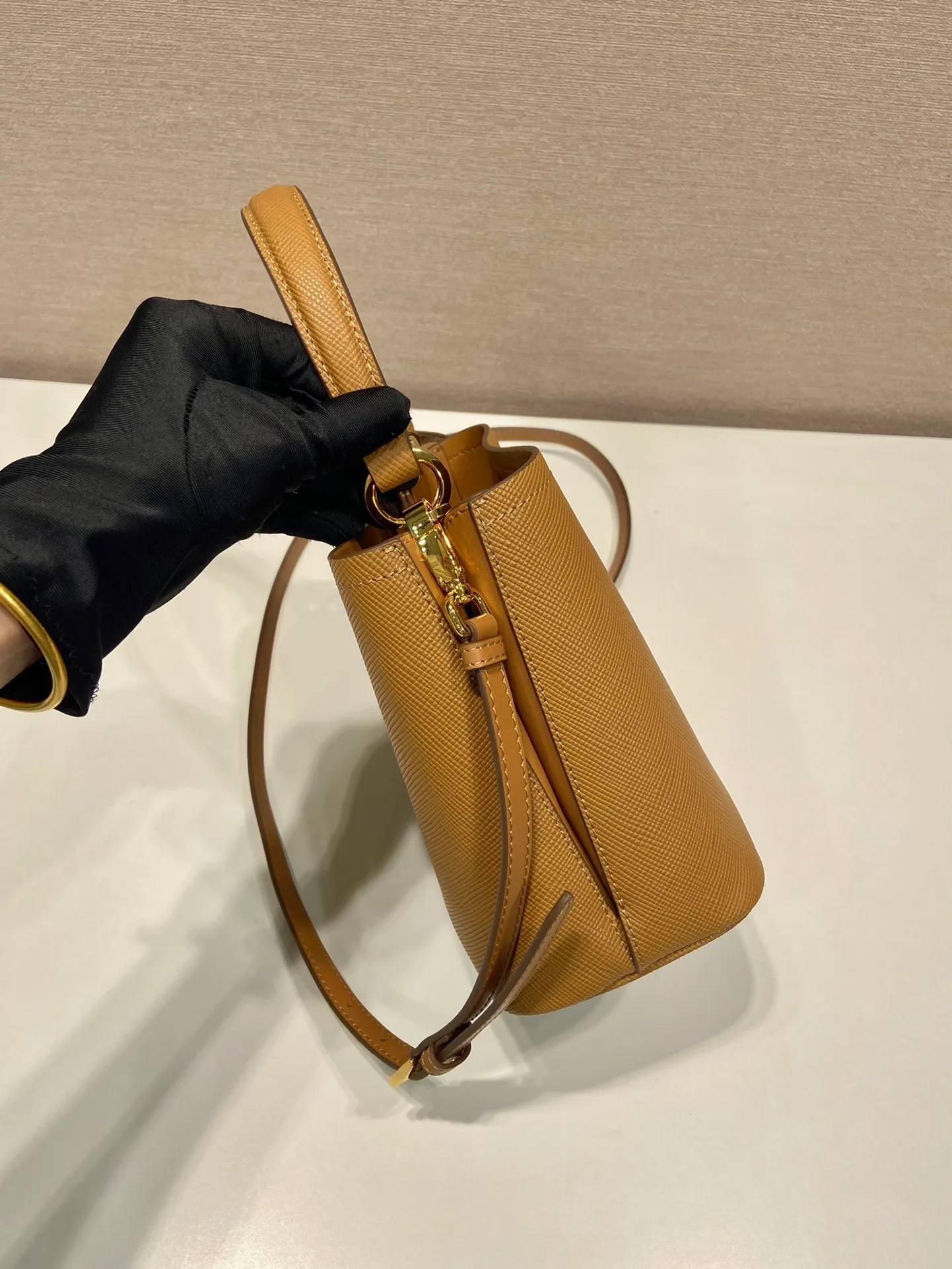 💰1700🔆Exclusive first launch🔆1BA217 mini size new color💋Original item🤙🤙Made of imported Saffiano leather material, removable shoulder strap, leather nameplate and metal logo complement each other. Leather-covered central pocket with magnetic buckle. Saffiano leather triangle logo. Contrast color nappa leather lining. This Double handbag has an elegant style, eye-catching and unique. It is also a popular style🙋🏻🙋🏻Length 17x Height 18X Bottom 10.5cm