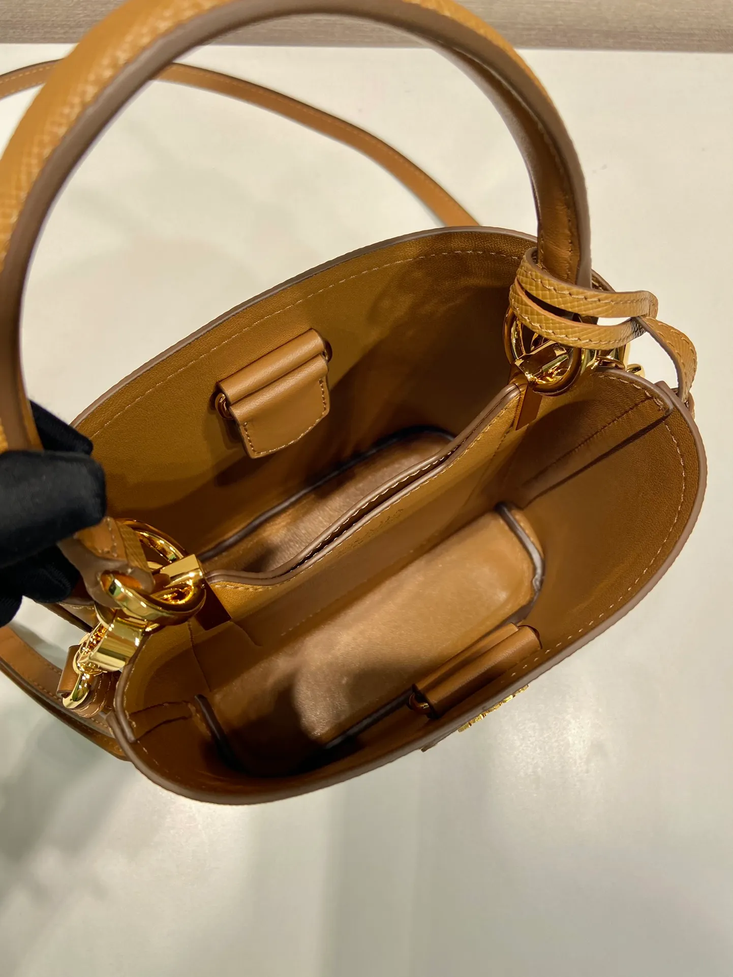 💰1700🔆Exclusive first launch🔆1BA217 mini size new color💋Original item🤙🤙Made of imported Saffiano leather material, removable shoulder strap, leather nameplate and metal logo complement each other. Leather-covered central pocket with magnetic buckle. Saffiano leather triangle logo. Contrast color nappa leather lining. This Double handbag has an elegant style, eye-catching and unique. It is also a popular style🙋🏻🙋🏻Length 17x Height 18X Bottom 10.5cm