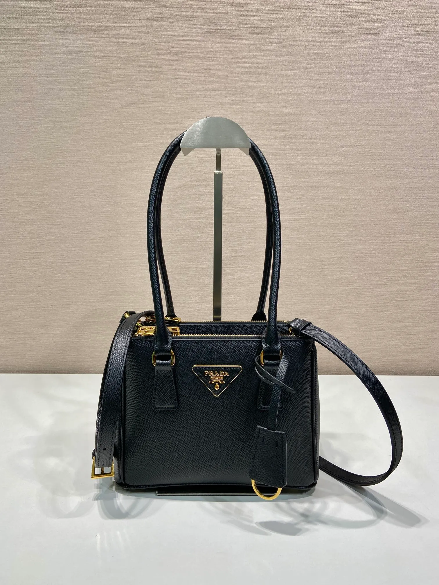 💰1760🎉mini killer bag🎉1BA906 long handle🎉🎉 This mini killer bag with long handle is made of imported cross-grain cowhide and top brushed hardware. The handbag is simple, elegant and practical in design. The Galleria handbag fully embodies the definition of "classic". It is equipped with a detachable long shoulder strap, which can be carried on the shoulder, hand-carried or cross-body. It is a multi-functional long-handle style. It is another popular style that will never go out of style. Ladies and sisters, hurry up and get it. 🎉Length 20xH13.5xH 9.5cm🎉🎉🎉👏👏👏